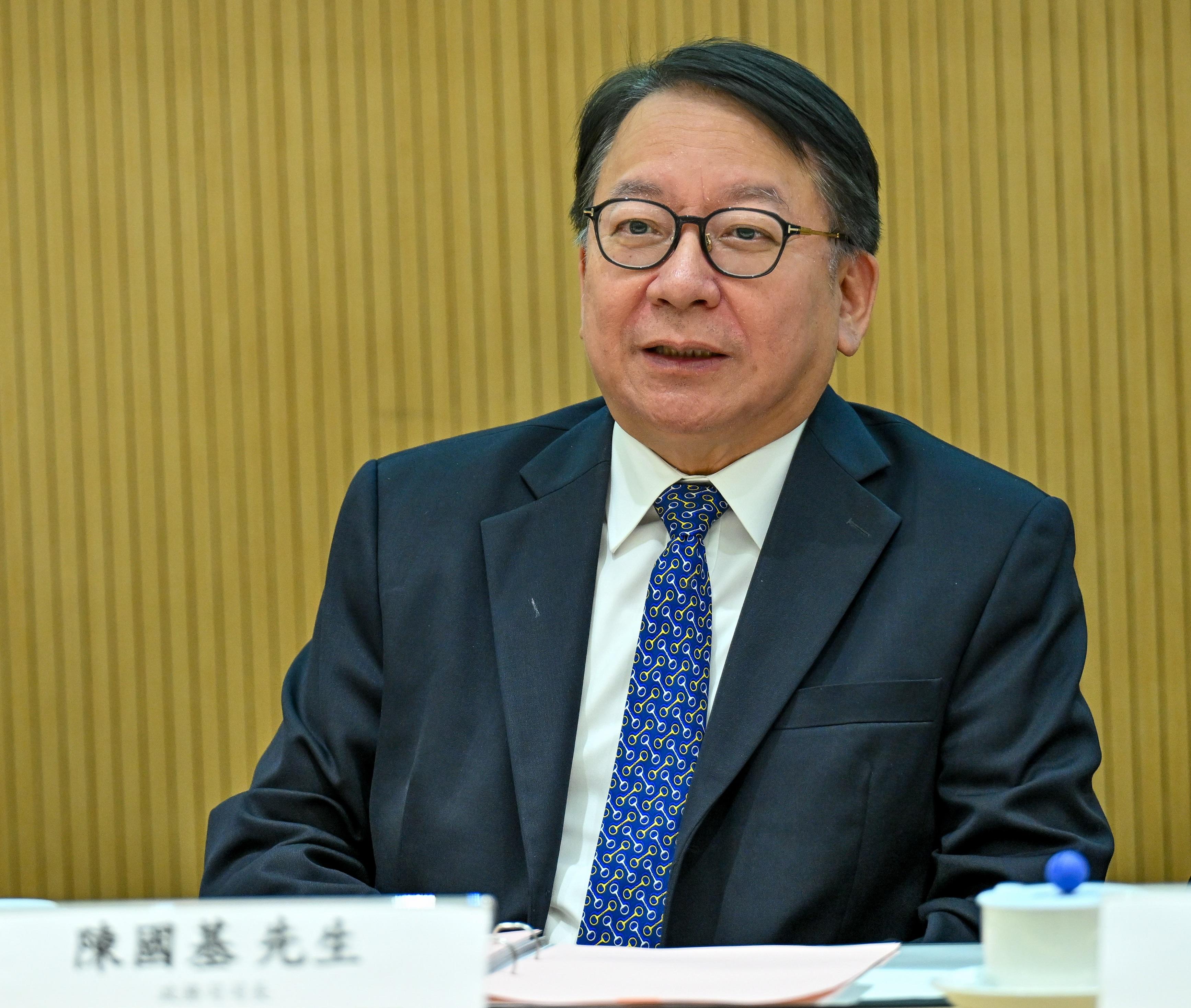 由政務司司長陳國基主持的教育、科技和人才委員會（教科人委）今日（三月三日）與教科人委顧問團舉行第二次交流會，就建設香港成為國際專上教育樞紐交換意見。圖示陳國基在會議上發言。