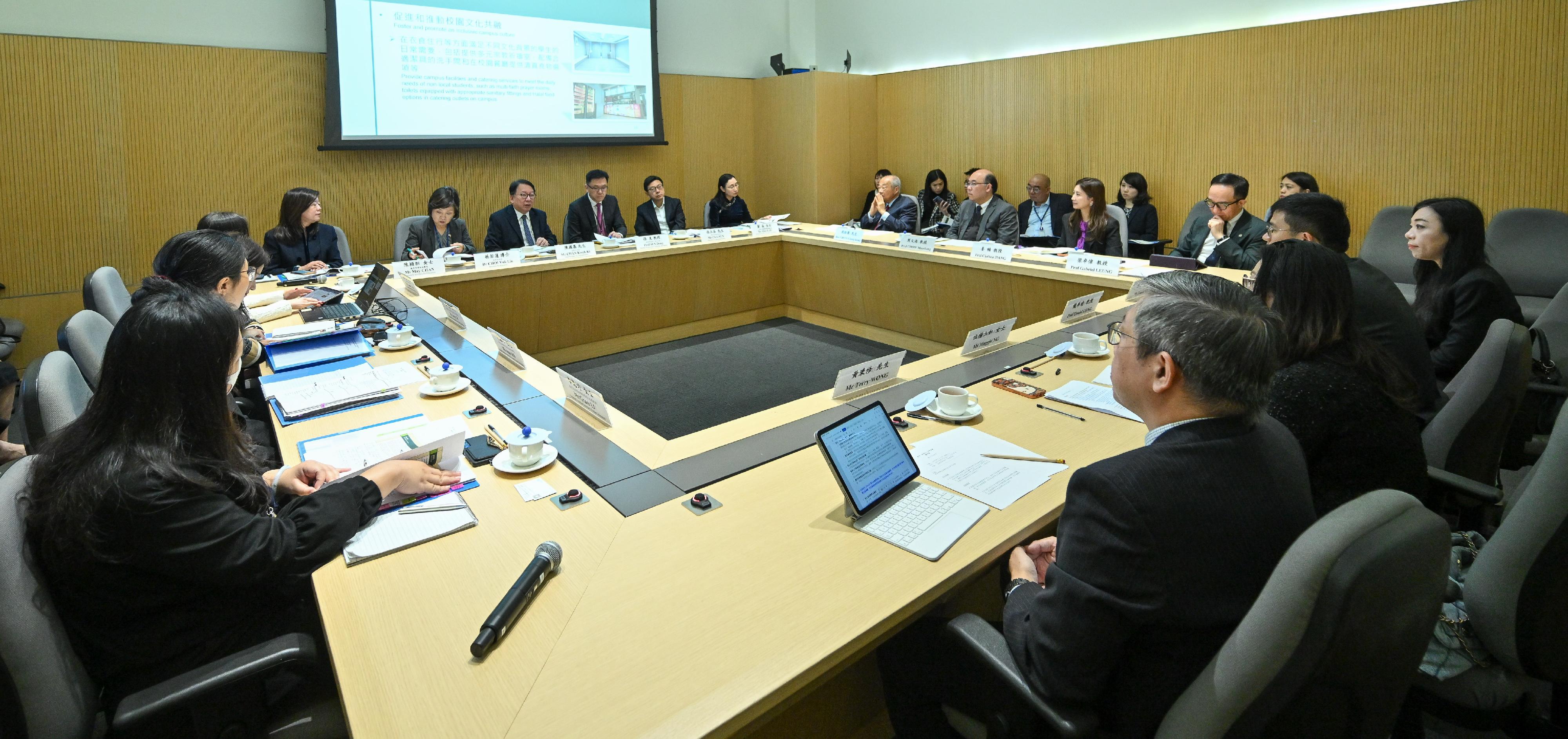 The Committee on Education, Technology and Talents (CETT), chaired by the Chief Secretary for Administration, Mr Chan Kwok-ki (third left), held the second engagement session with the Panel of Advisors to the CETT today (March 3) to exchange views on building Hong Kong into an international post-secondary education hub. 