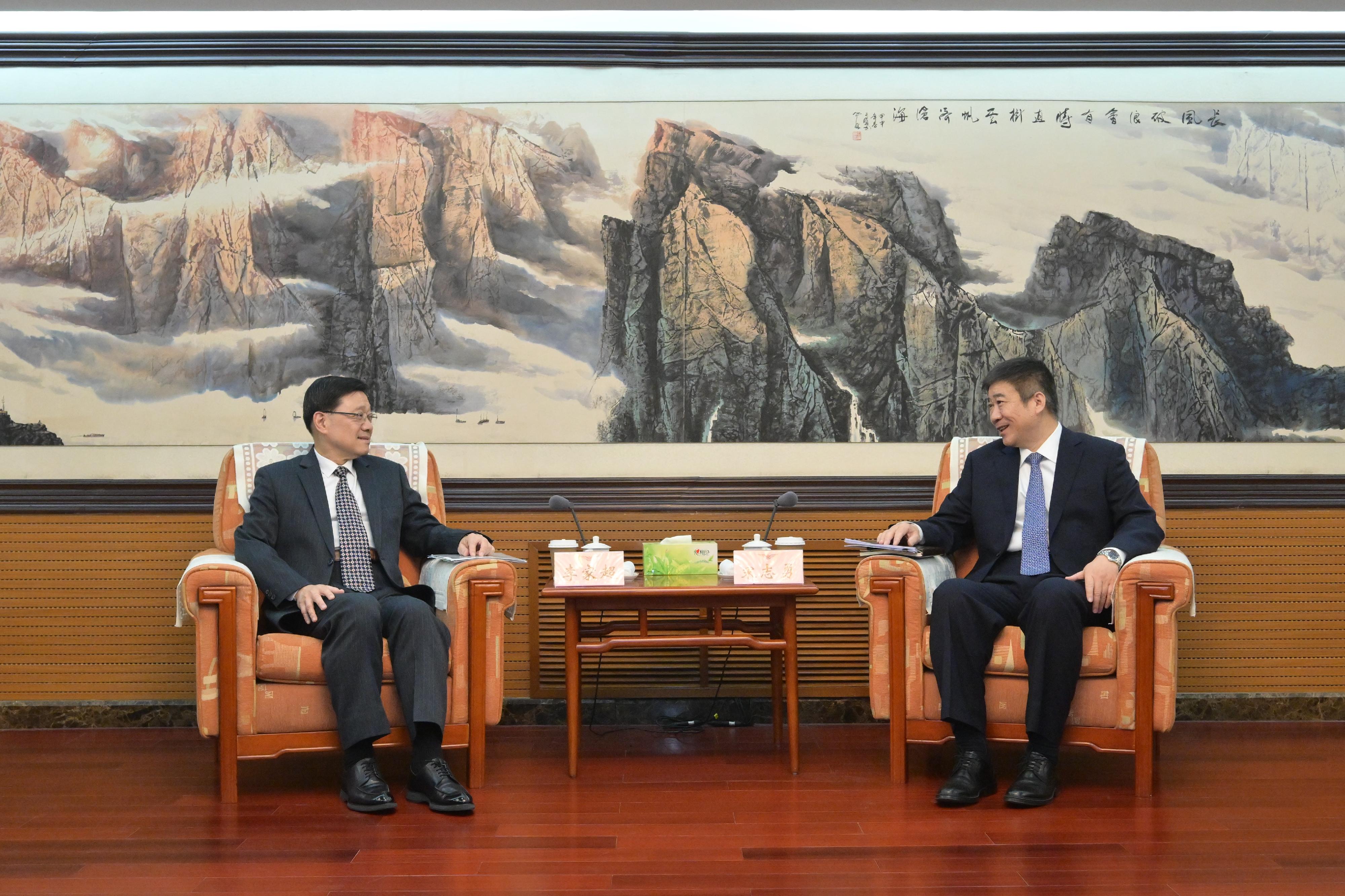 The Chief Executive, Mr John Lee (left), meets with the Administrator of the Civil Aviation Administration of China, Mr Song Zhiyong (right) in Beijing today (March 3).
