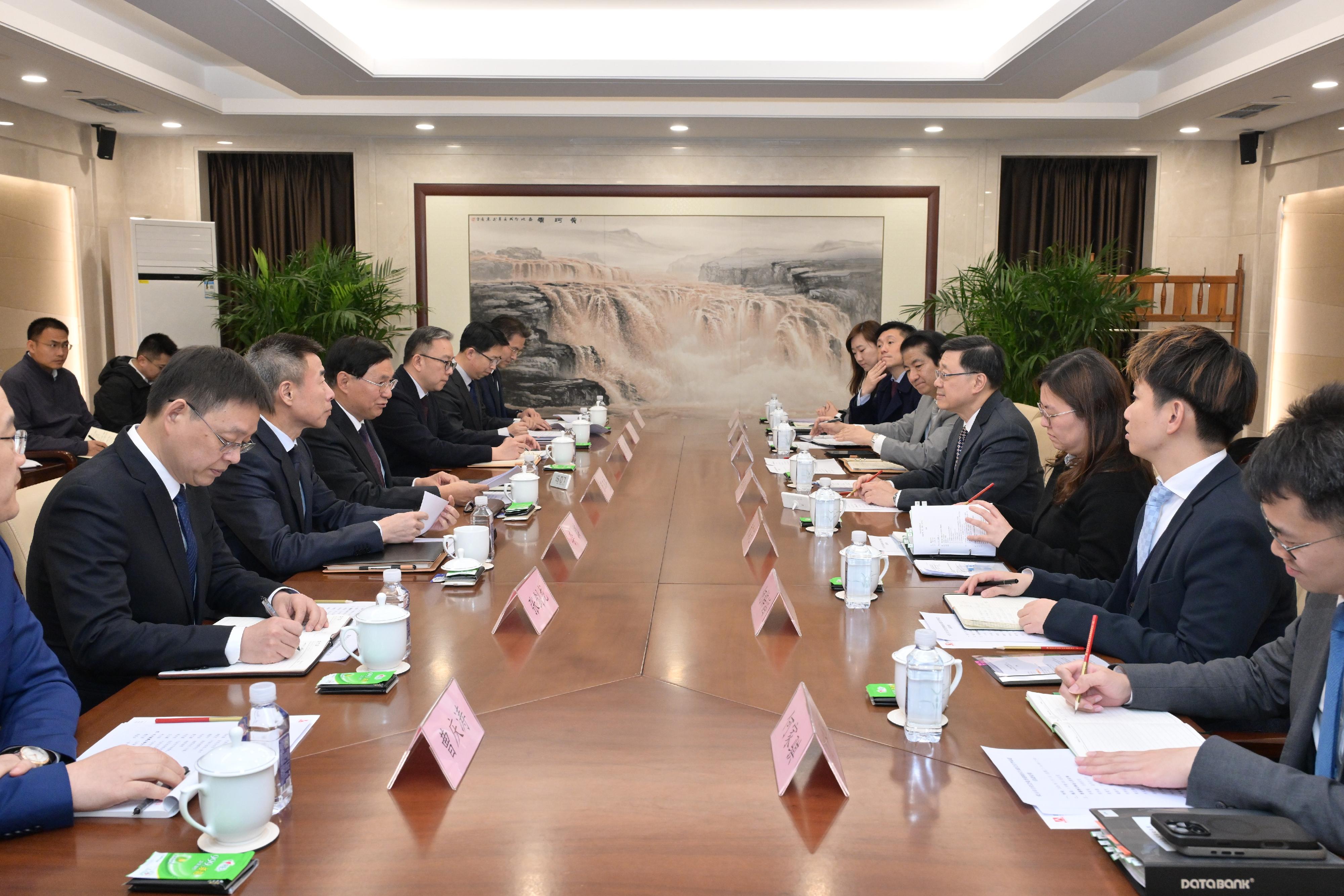 The Chief Executive, Mr John Lee (fourth right), meets with the Chairman of the State-owned Assets Supervision and Administration Commission of the State Council, Mr Zhang Yuzhuo (fourth left), in Beijing today (March 3).