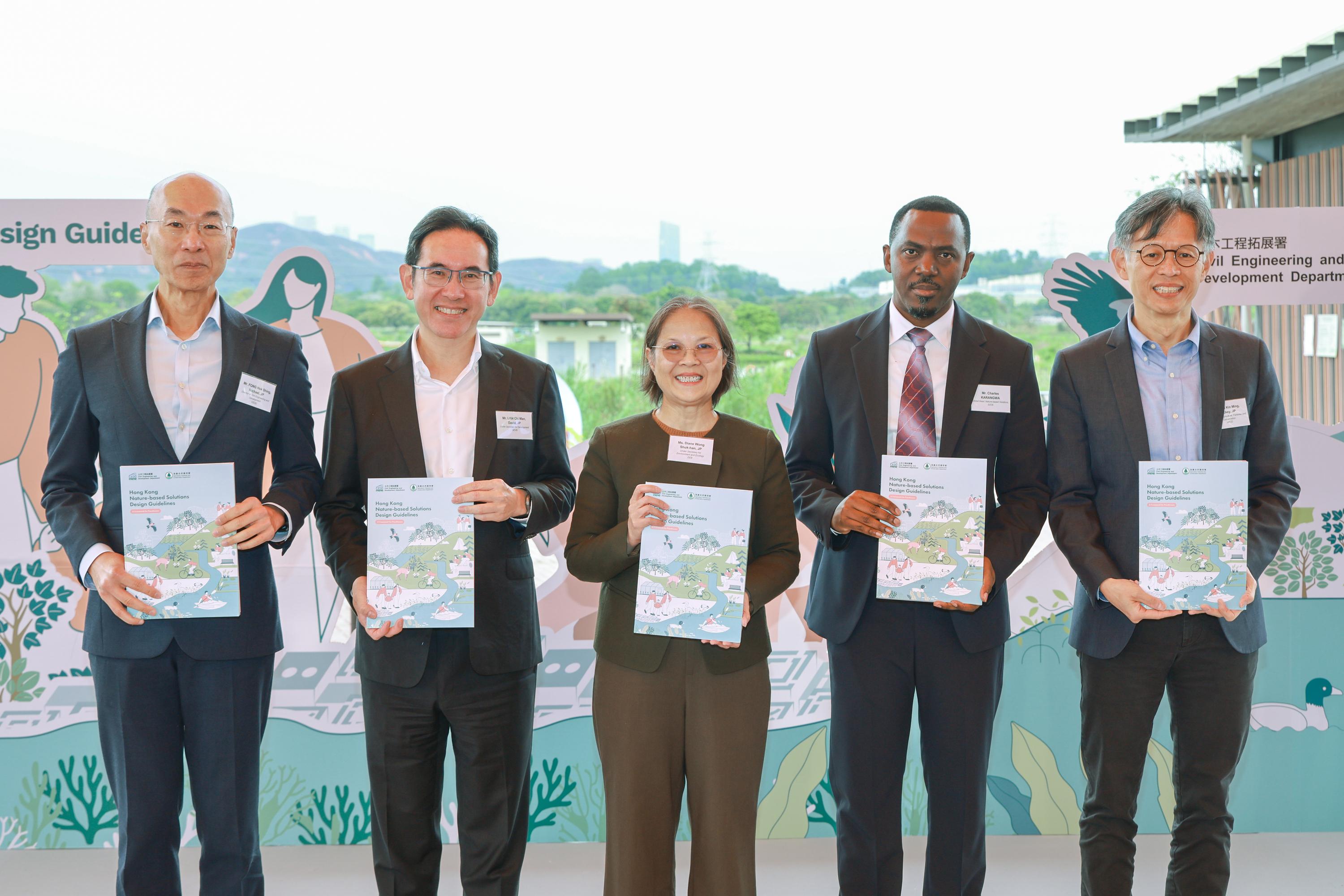 土木工程拓展署與漁農自然護理署今日(三月三日)聯合舉辦《香港基於自然的解決方案設計指引》發布典禮,推動其應用以應對社會挑戰。圖示(左起)土木工程拓展署署長方學誠、發展局副局長林智文、環境及生態局副局長黃淑嫻、世界自然保護聯盟基於自然的解決方案管理中心全球主任查爾斯‧卡蘭格瓦,以及漁農自然護理署署長黎堅明在典禮上合照。