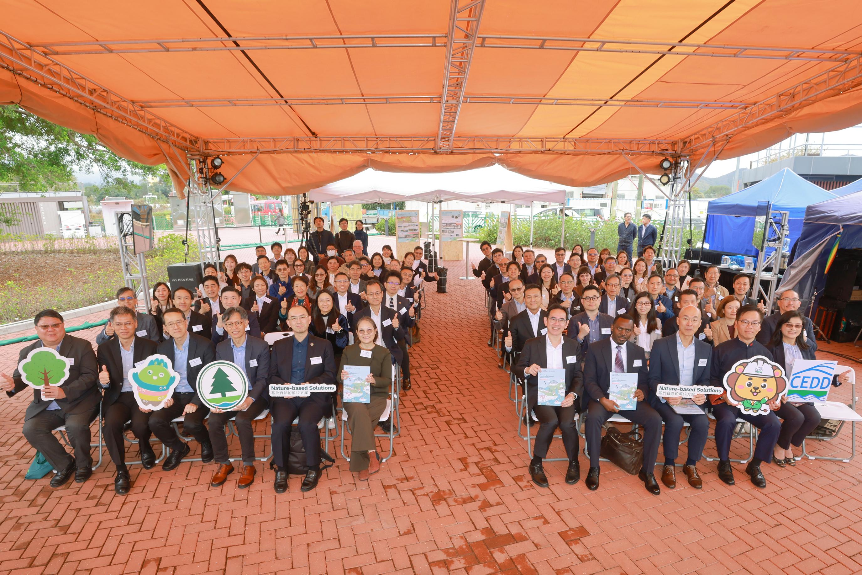 土木工程拓展署與漁農自然護理署今日(三月三日)聯合舉辦《香港基於自然的解決方案設計指引》發布典禮,推動其應用以應對社會挑戰。約80名學術界、專業機構、環保團體、金融界和公私營機構等代表出席典禮。