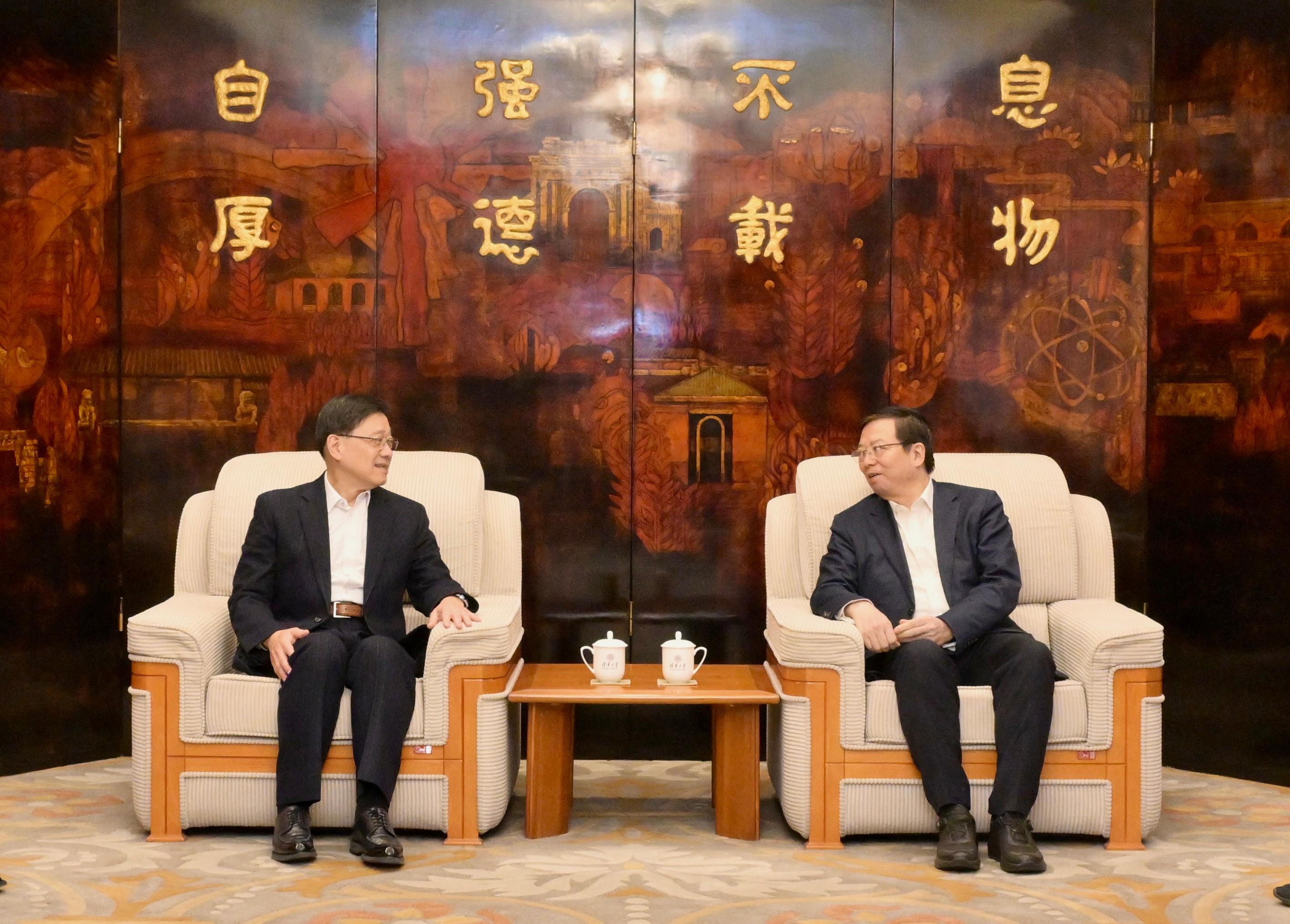The Chief Executive, Mr John Lee (left), meets with the Secretary of the CPC Tsinghua University Committee, Professor Qiu Yong (right), in Beijing today (March 4).