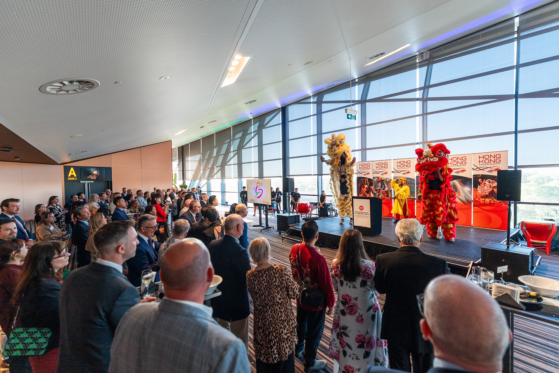 The Hong Kong Economic and Trade Office, Sydney, hosted a Chinese New Year reception in Adelaide, Australia, yesterday (March 3) to celebrate the Year of the Horse and promote Hong Kong's artistic talent. Over 120 guests from political and business circles, media, academia, community groups and government representatives attended.
