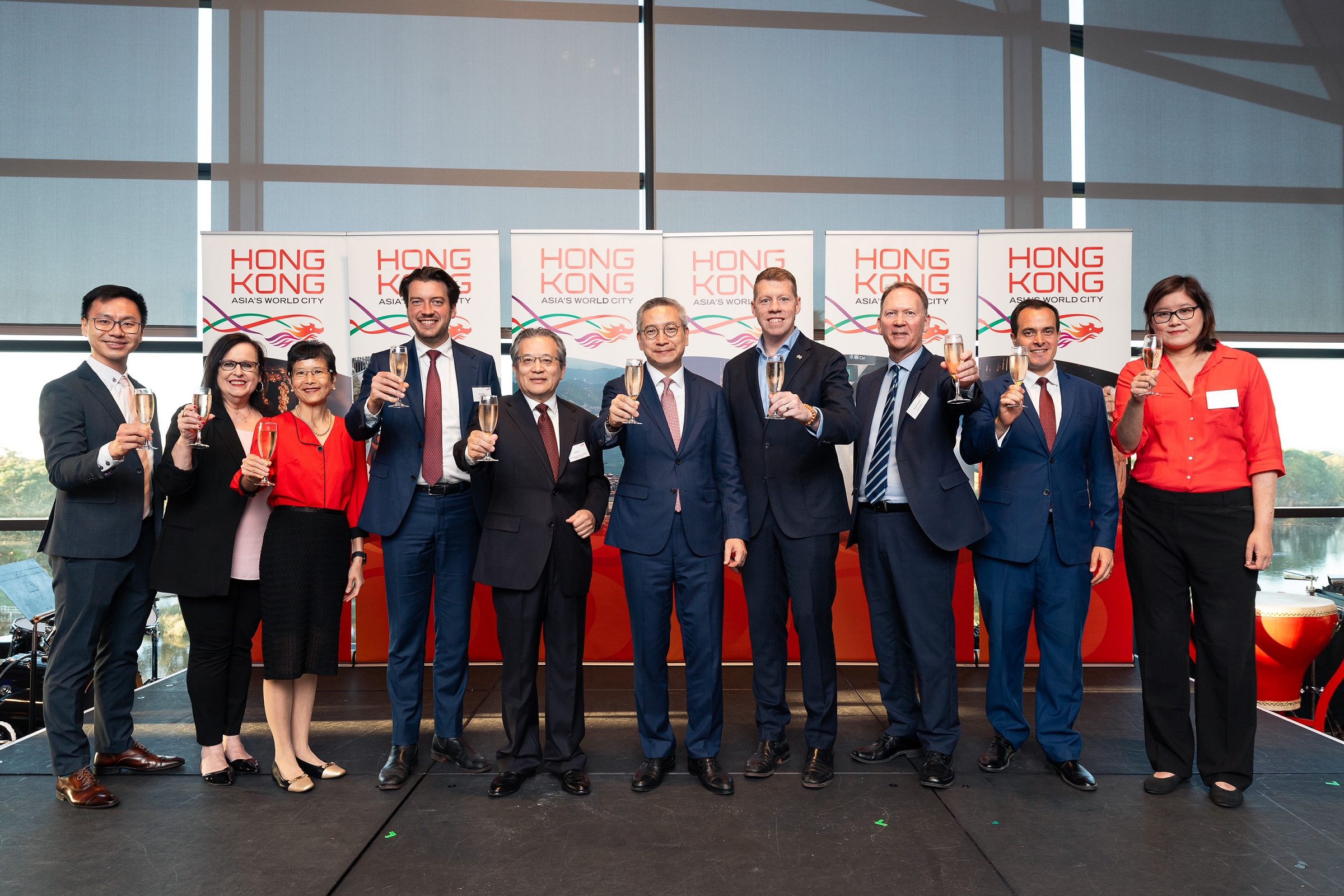 香港駐悉尼經濟貿易辦事處(悉尼經貿辦)昨日(三月三日)在澳洲阿德萊德舉行新春酒會,慶祝馬年來臨,並推廣香港藝術人才。圖示悉尼經貿辦處長莊國民(右五)、中華人民共和國駐阿德萊德總領事李東(左五)、以及南澳州州長代表,南澳州貿易及投資部長、工業、創新及科學部長、地方政府部長、退伍軍人事務部長Joe Szakacs(右四)和其他嘉賓主持祝酒儀式。