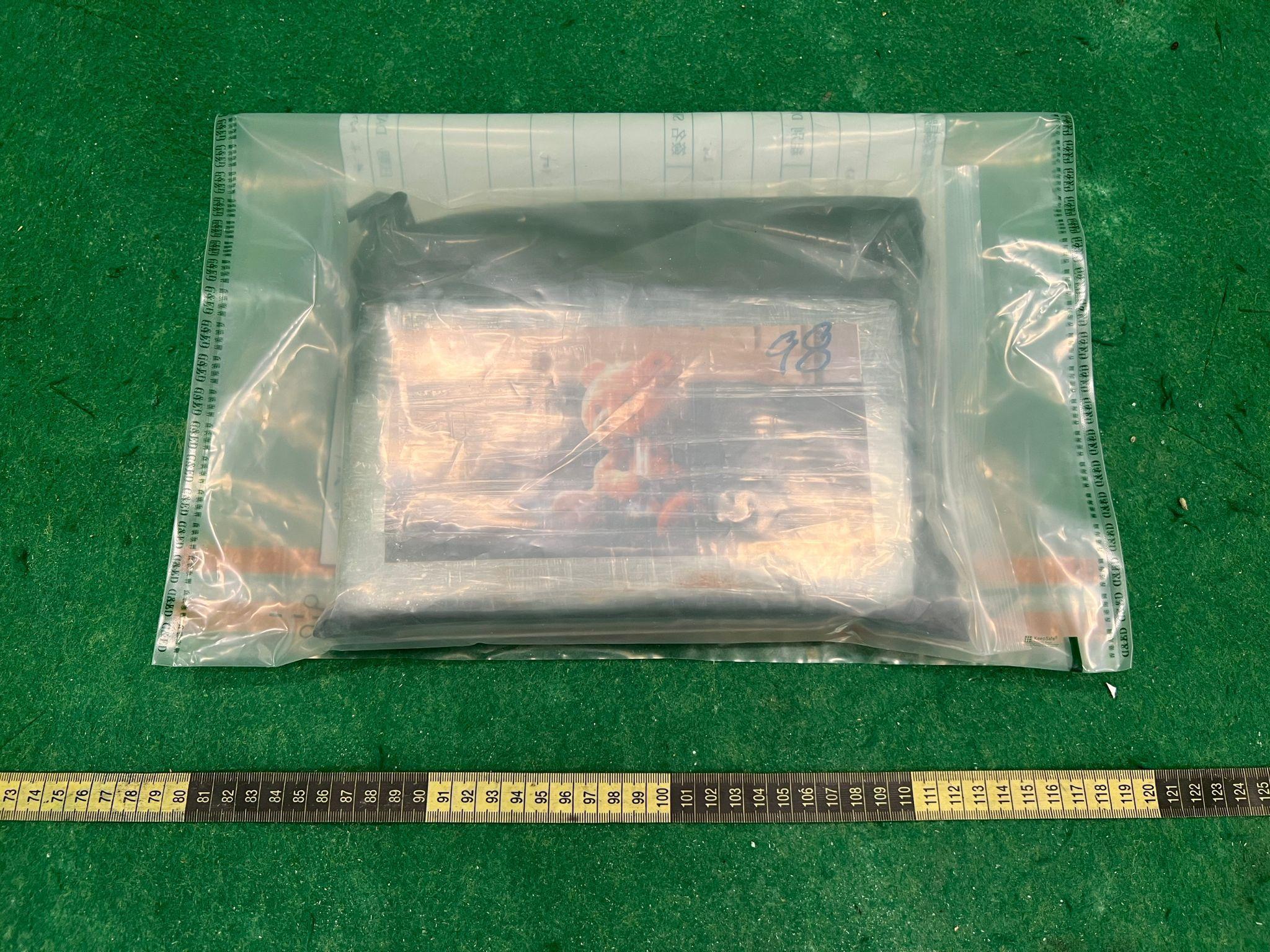 Hong Kong Customs yesterday (March 3) detected a drug trafficking case involving two passengers at Hong Kong International Airport and seized about 1.1 kilograms of suspected cocaine, with an estimated market value of about $1 million. Two males were arrested. Photo shows the suspected cocaine seized.