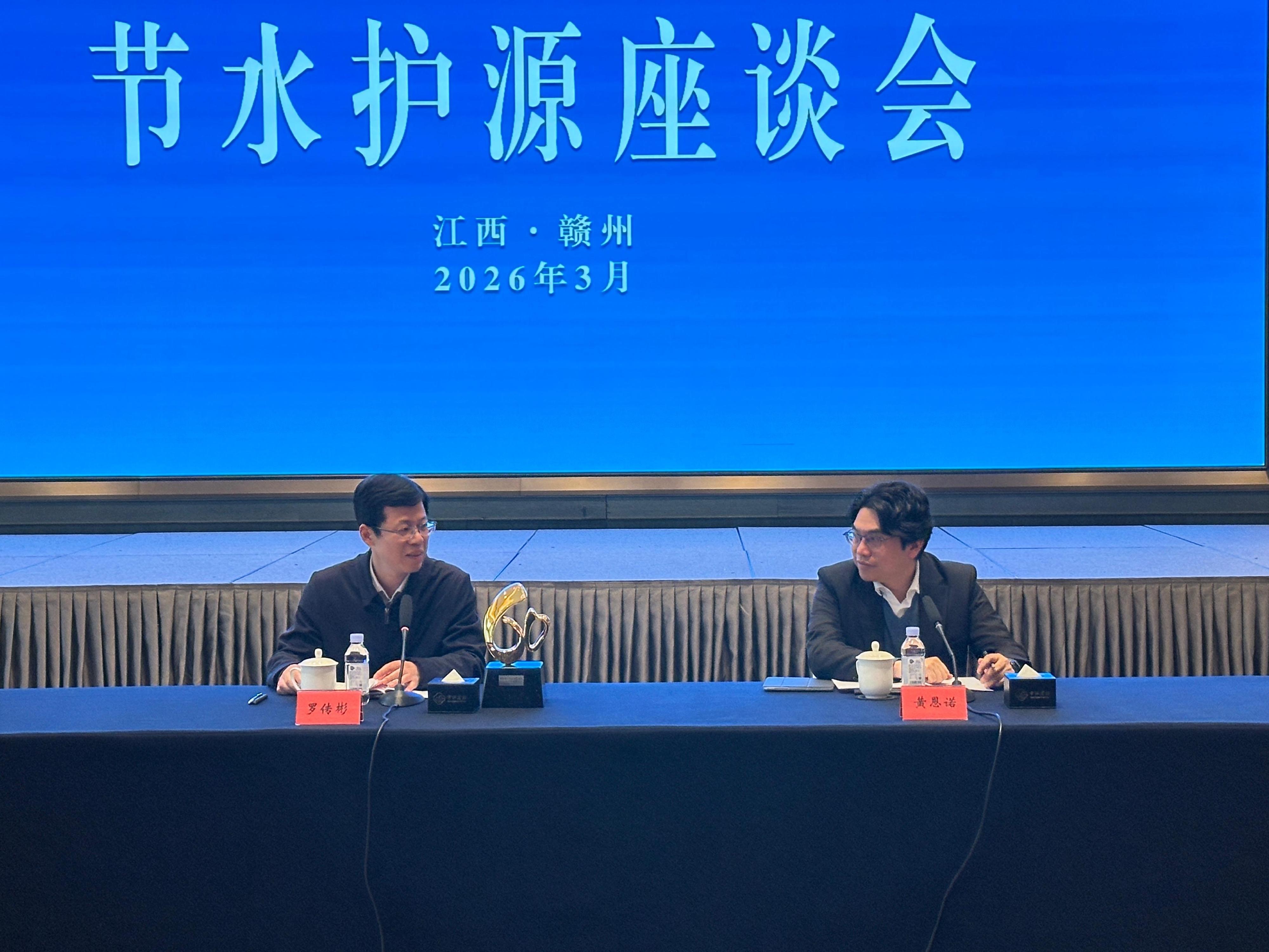 The Director of Water Supplies, Mr Roger Wong, began a two-day visit to Ganzhou, Jiangxi Province, yesterday (March 4) to inspect the protection of the sources of Dongjiang River. Photo shows Mr Wong (right) meeting with the Director-General of the Water Resources Department of Jiangxi Province, Mr Luo Chuanbin (left), in Ganzhou yesterday to exchange views on the protection of the sources of Dongjiang River.
