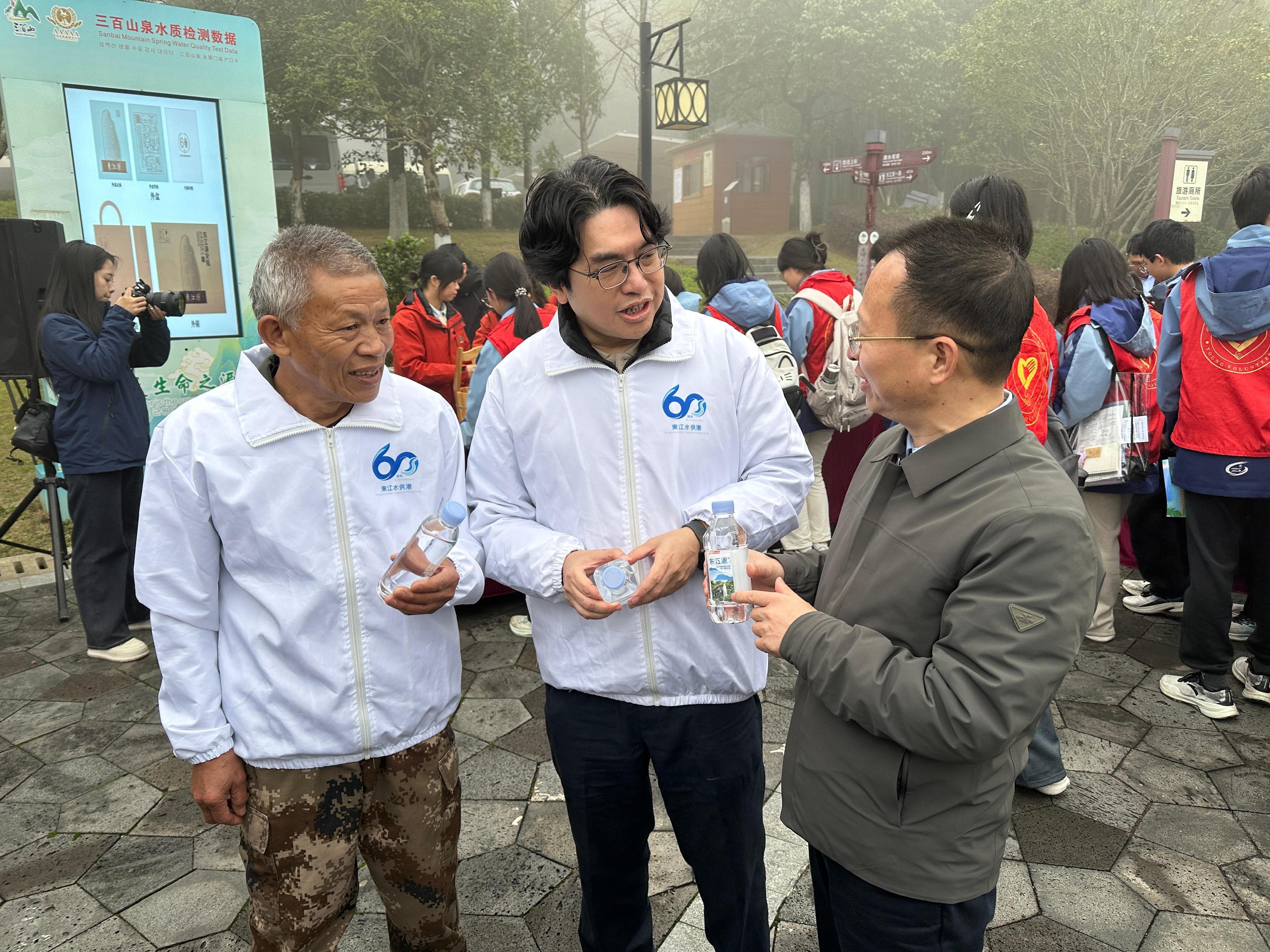 The Director of Water Supplies, Mr Roger Wong, began a two-day visit to Ganzhou, Jiangxi Province, yesterday (March 4) to inspect the protection of the sources of Dongjiang River. Photo shows government officials of Anyuan County of Ganzhou briefing Mr Wong (centre) on bottled drinking water produced with high-quality Dongjiang water today (March 5).

