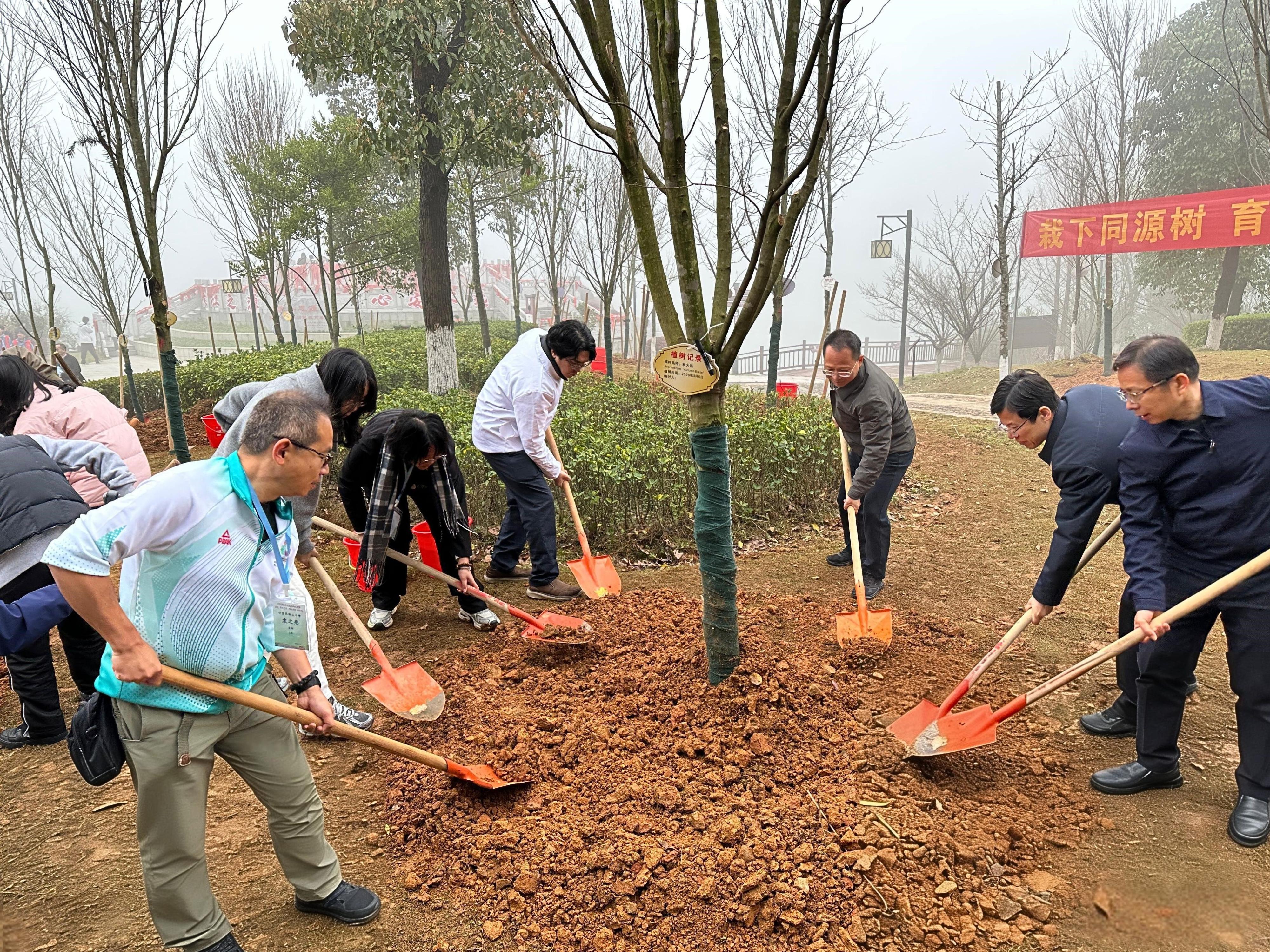 The Director of Water Supplies, Mr Roger Wong, began a two-day visit to Ganzhou, Jiangxi Province, yesterday (March 4) to inspect the protection of the sources of Dongjiang River. Mr Wong also joined parts of the Mainland study tour organised by the Education Bureau for the senior secondary Citizenship and Social Development subject. Photo shows Mr Wong (fourth right) today (March 5) participating in a tree-planting activity with teachers and students from Caritas Ma On Shan Secondary School in a watershed forest at Sanbai Mountain in Anyuan County, Ganzhou, to support source protection and ecological development through concrete actions.

