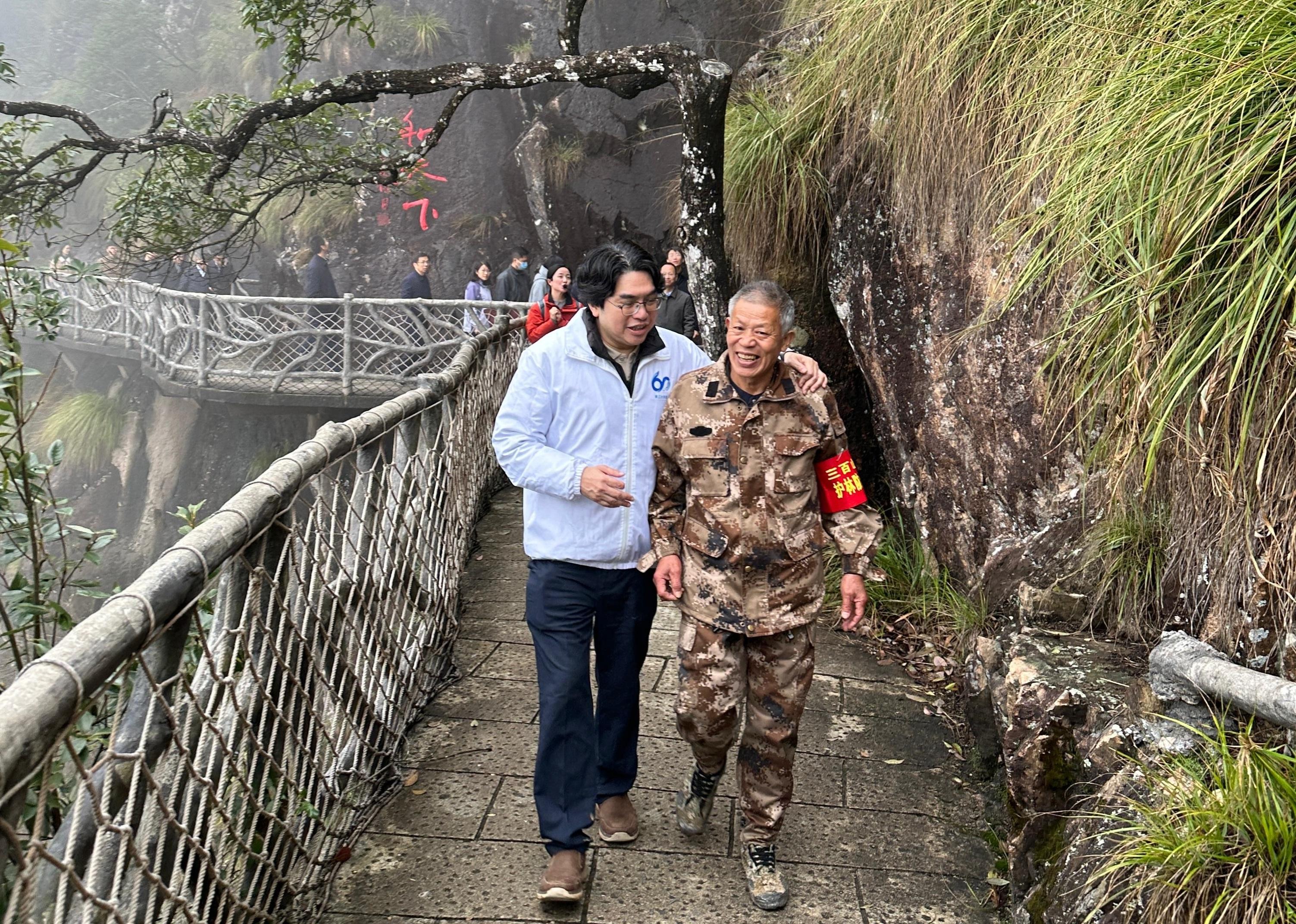The Director of Water Supplies, Mr Roger Wong, began a two-day visit to Ganzhou, Jiangxi Province, yesterday (March 4) to inspect the protection of the sources of Dongjiang River. Photo shows Mr Wong (left) today (March 5) visiting Sanbai Mountain in Anyuan County, Ganzhou, to learn on-site about forest conservation and patrol work in the source area, and meeting the first forest ranger (right) to learn about his daily work in safeguarding the sources of Dongjiang River.

