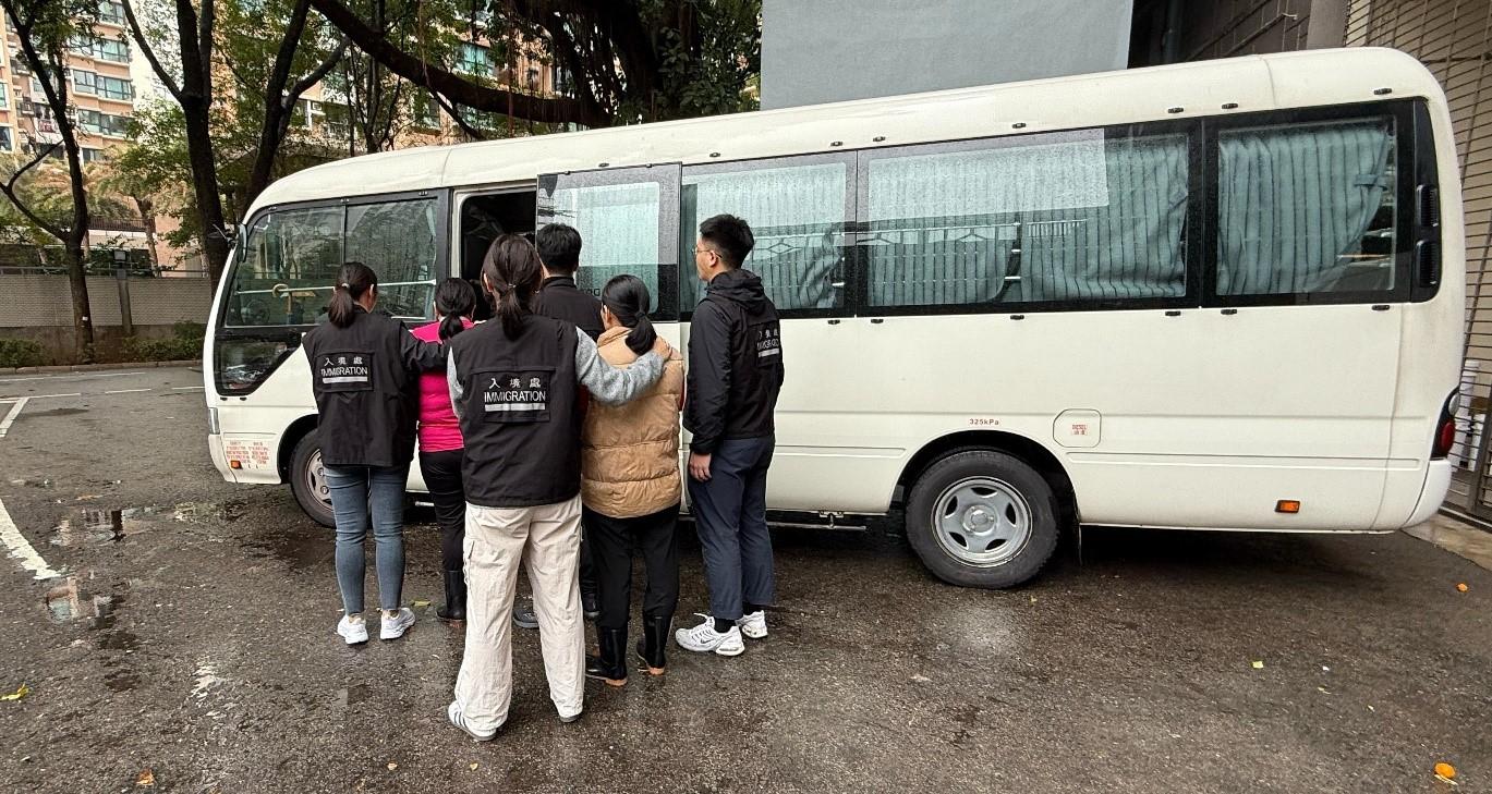 The Immigration Department mounted a series of territory-wide anti-illegal worker operations from February 27 to yesterday (March 5). Photo shows suspected illegal workers arrested during an operation.