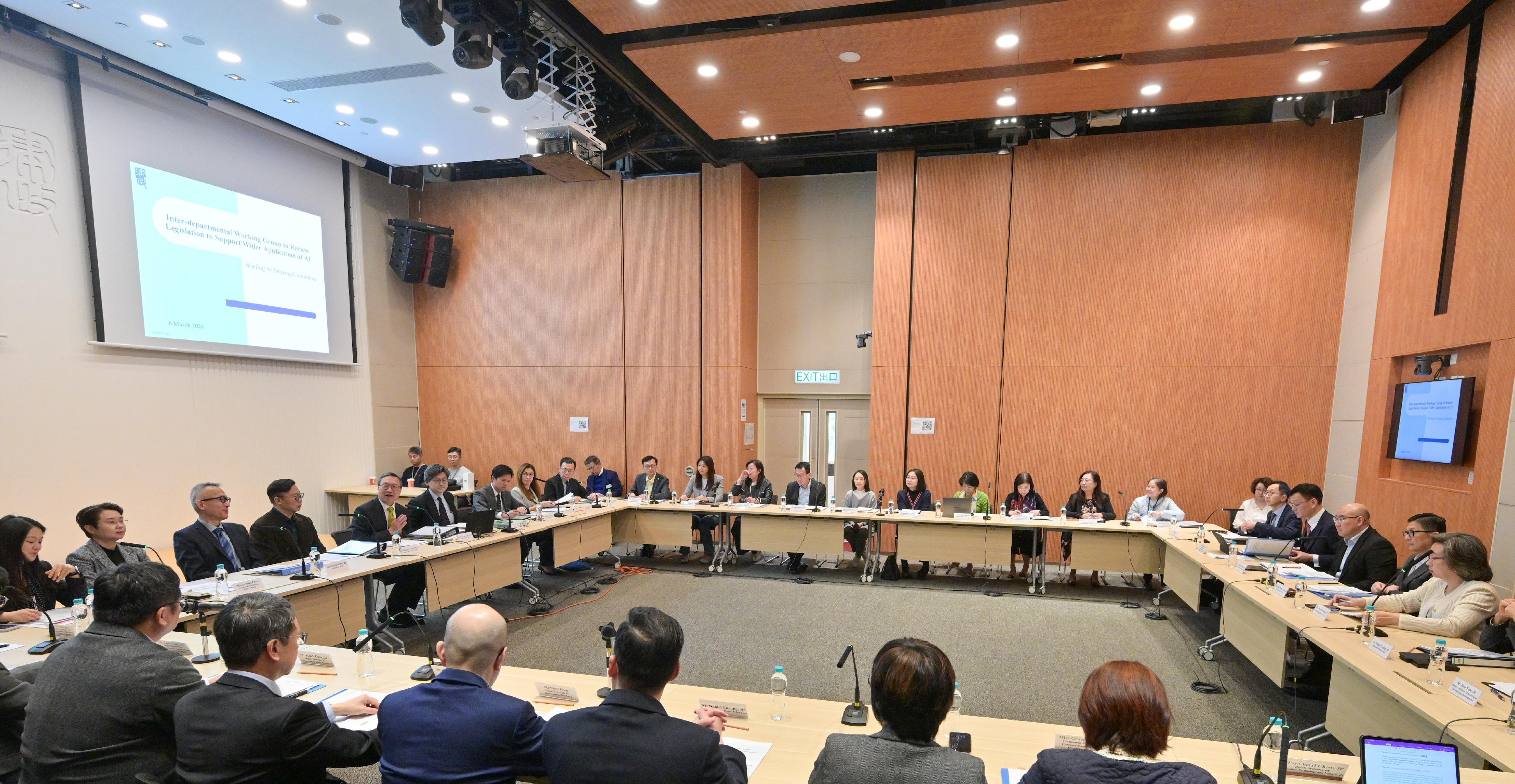 律政司司長林定國資深大律師（左五）今日（三月六日）為成立「檢視支持更廣泛應用AI所需的法律配套」跨部門工作小組召開督導委員會會議。律政司副司長張國鈞博士（左四）、保安局局長鄧炳強（右二）、公務員事務局局長楊何蓓茵（右一）、署理環境及生態局局長黃淑嫻（右七） 和多個政策局的常任秘書長和副局長，以及其他政府部門首長和代表亦出席會議。