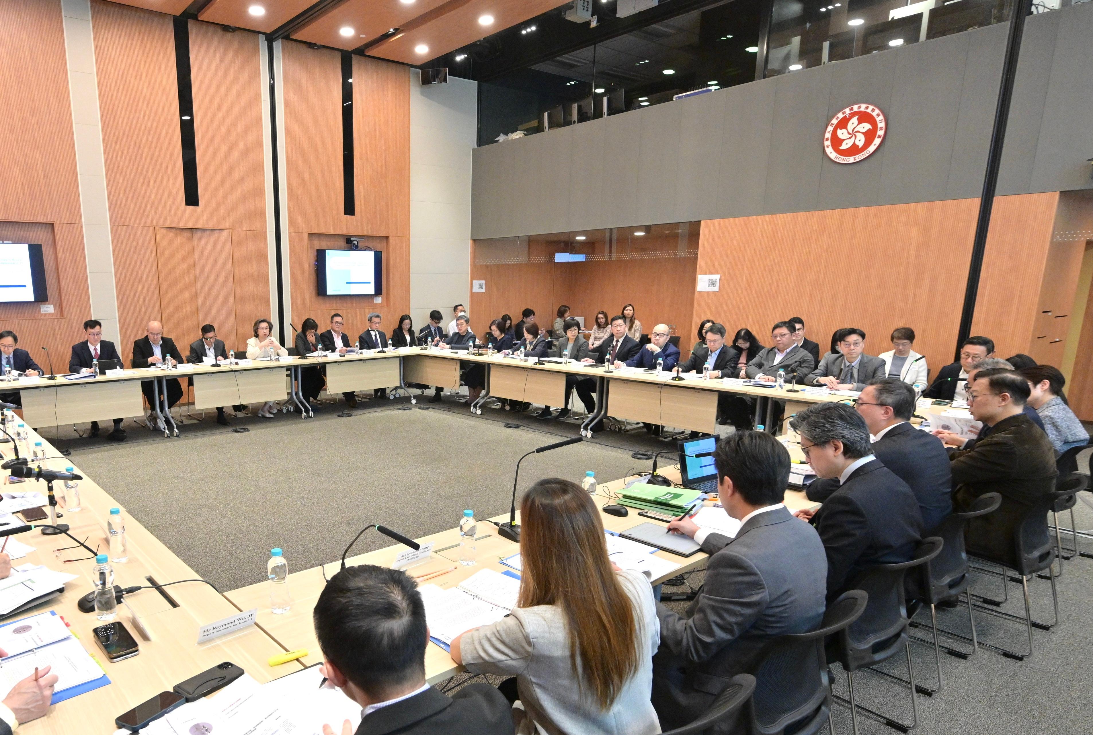 律政司司長林定國資深大律師今日（三月六日）為成立「檢視支持更廣泛應用AI所需的法律配套」跨部門工作小組召開督導委員會會議。
