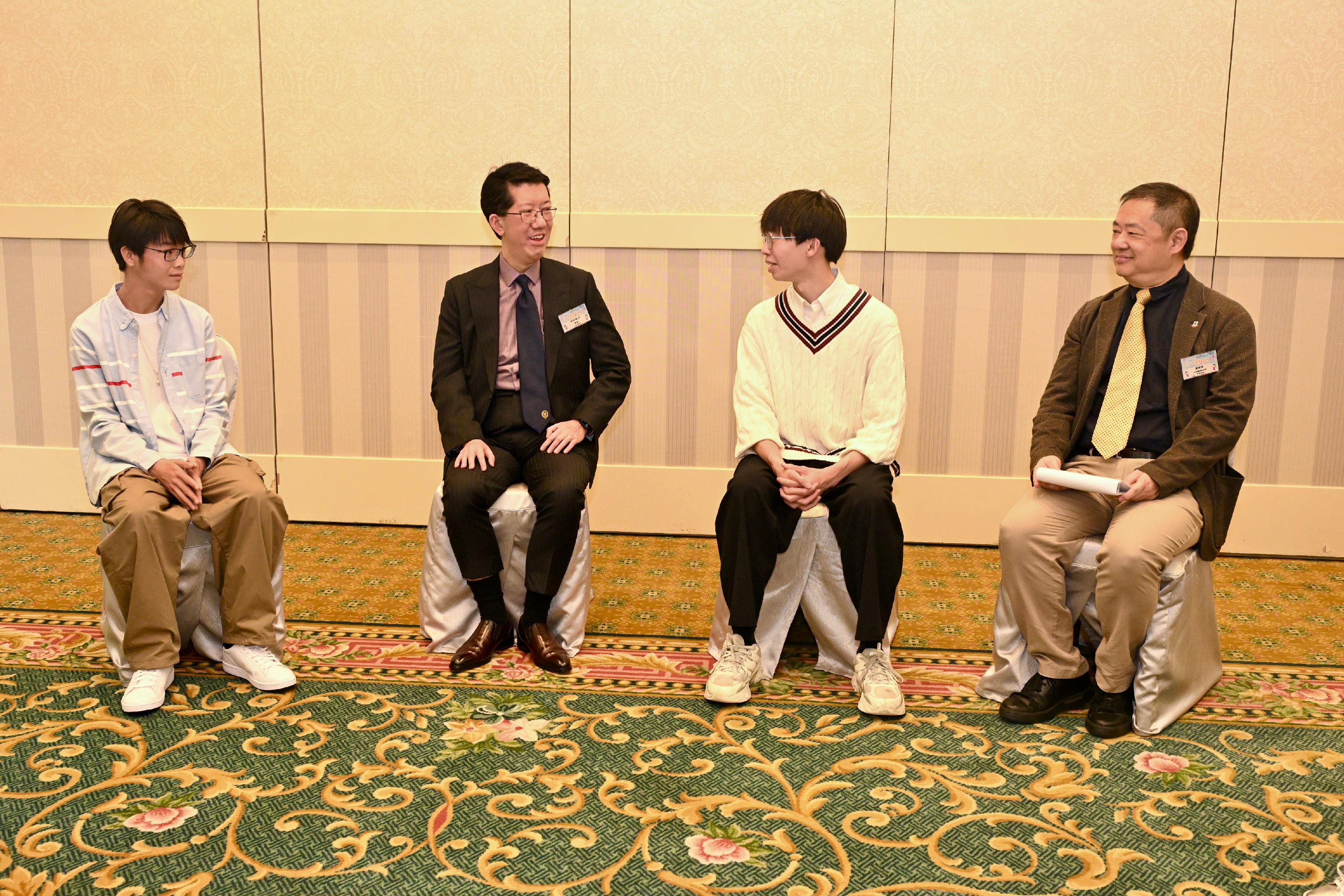 The Director of Social Welfare, Mr Edward To (second left), and the Head of Community Services Division of the Tung Wah Group of Hospitals Mr Low Chen-yang (first right), chat with two awardees of the Best Achievement Awards at the 2026 Aspiring Youth Recognition Ceremony today (March 7).
