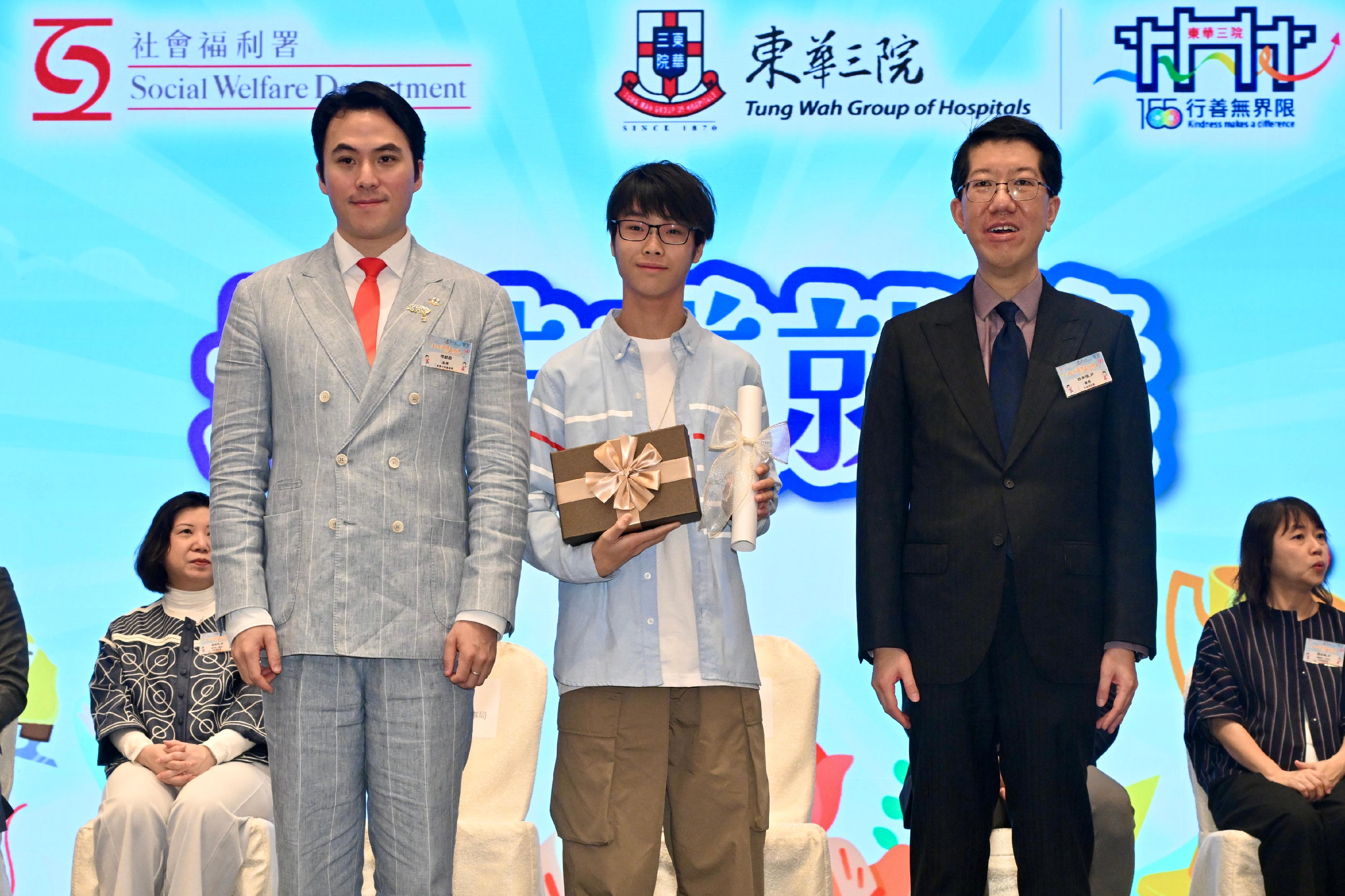 社會福利署署長杜永恒（右）今日（三月七日）出席壯志驕陽嘉許禮2026，並與東華三院董事局主席何猷啟（左）頒發嘉許狀予一位「最佳成就獎」得主（中）。
