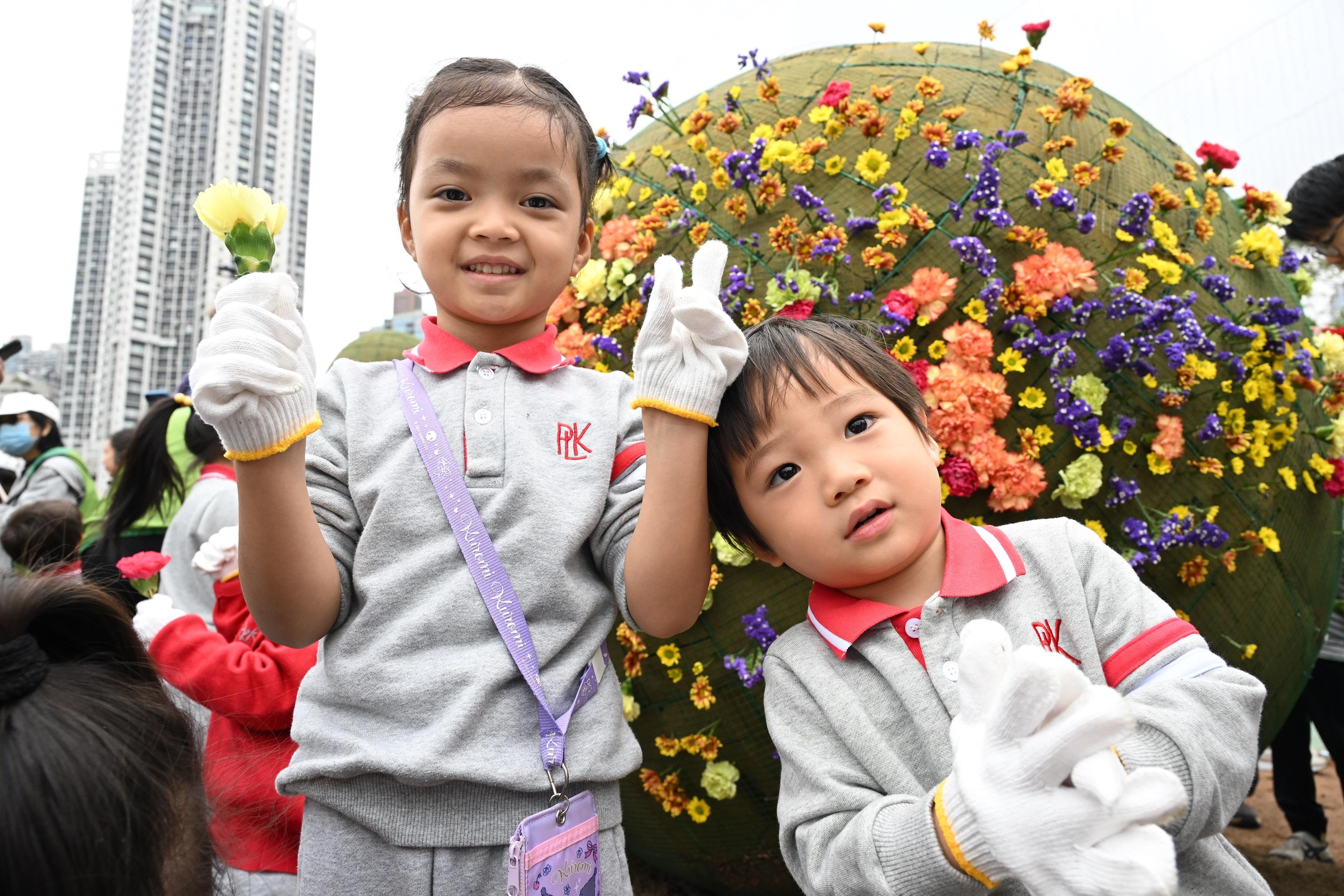 超過一千一百名來自三十八間學校的學生,今日(三月七日)於維多利亞公園參與鑲嵌花壇活動。