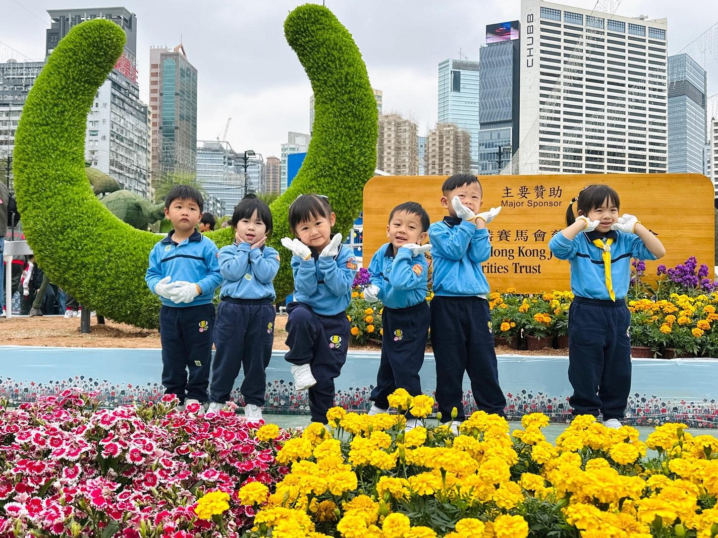 超過一千一百名來自三十八間學校的學生,今日(三月七日)於維多利亞公園參與鑲嵌花壇活動。