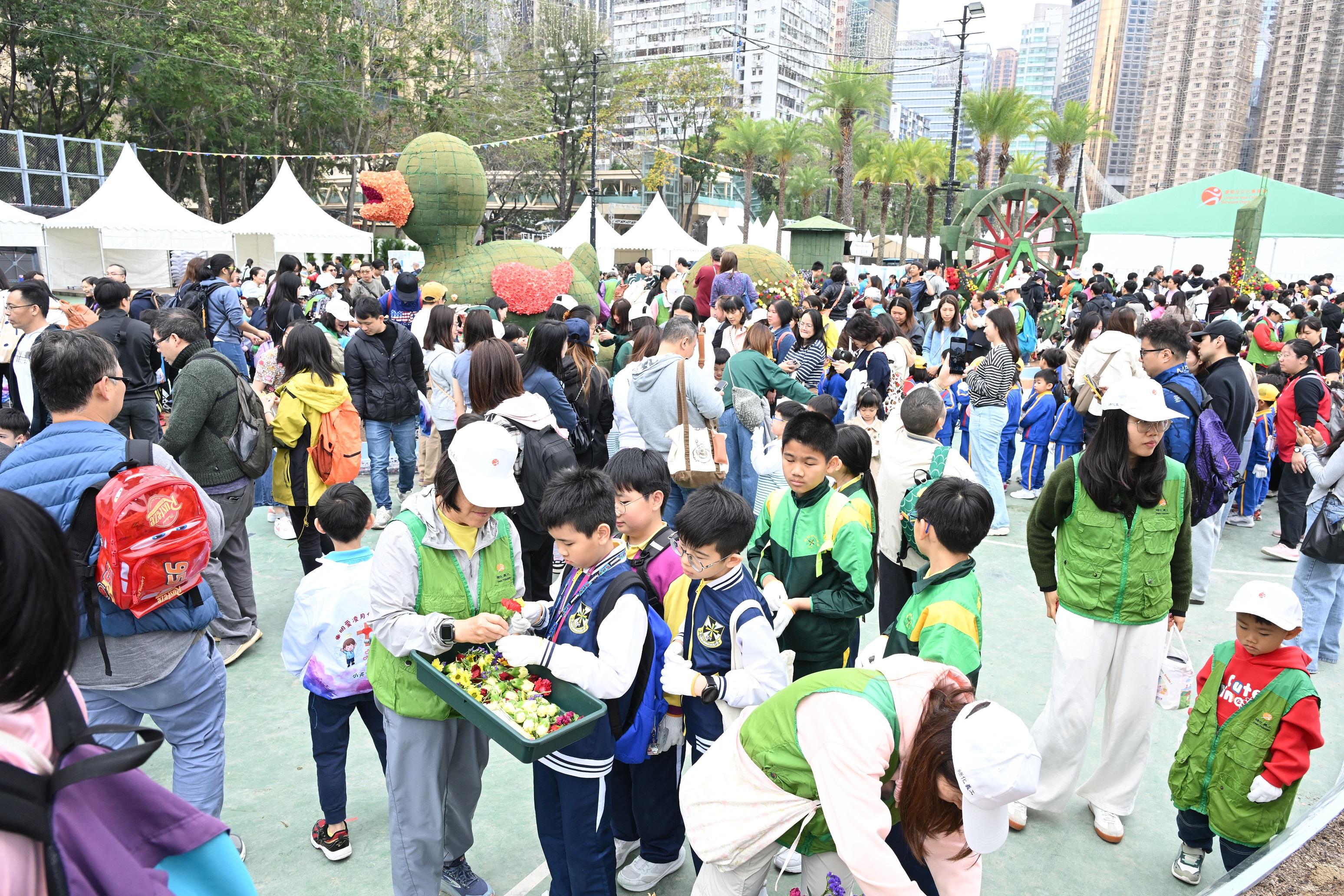 超過一千一百名來自三十八間學校的學生,今日(三月七日)於維多利亞公園參與鑲嵌花壇活動。