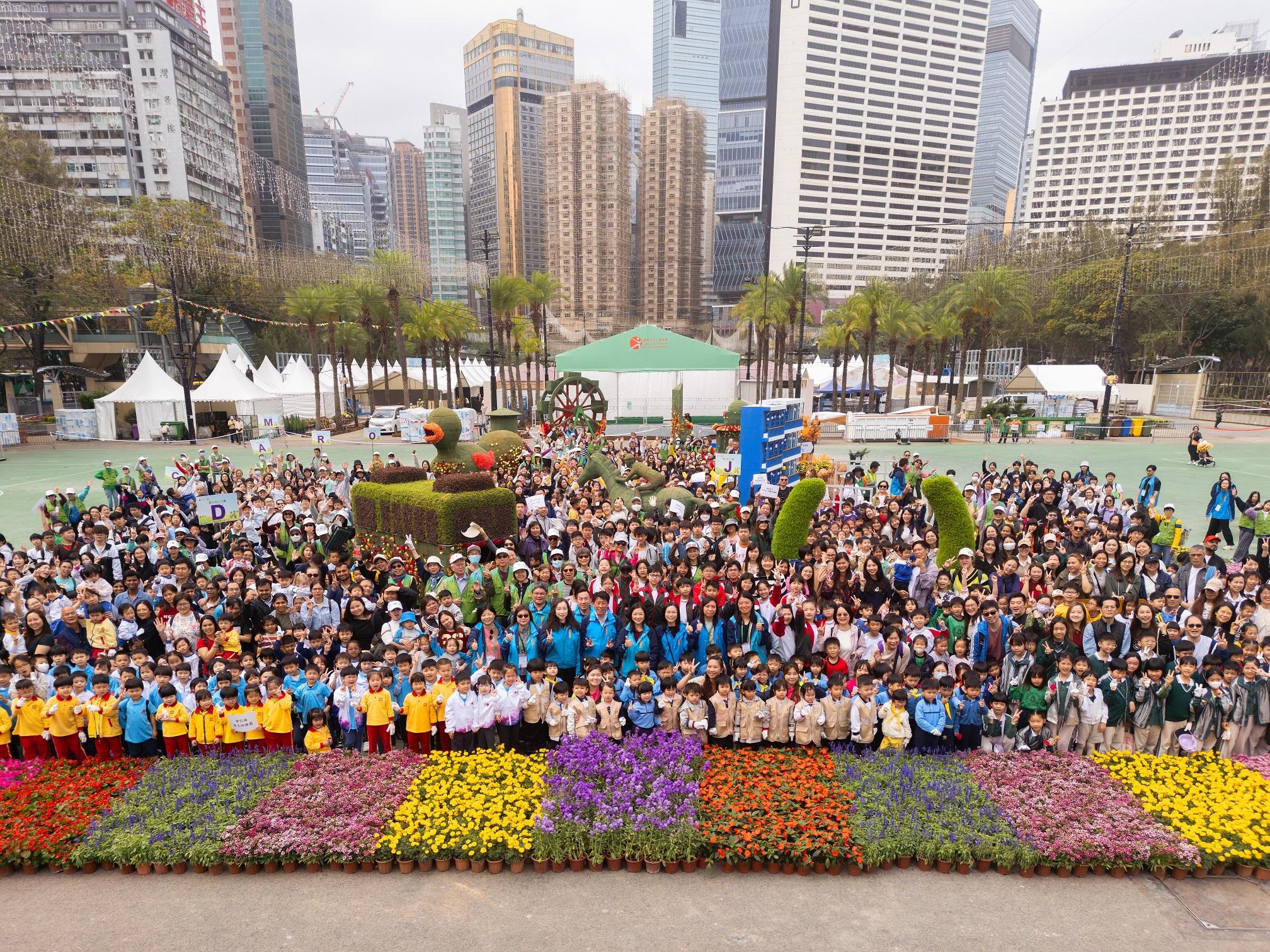 More than 1 100 students from 38 schools joined the Jockey Club Mosaiculture Display by Students activity at Victoria Park today (March 7). With the large floral display "Floral Trail of the Island" of the Hong Kong Flower Show as a blueprint, students experienced first-hand the fun of building a spectacular horticultural display.