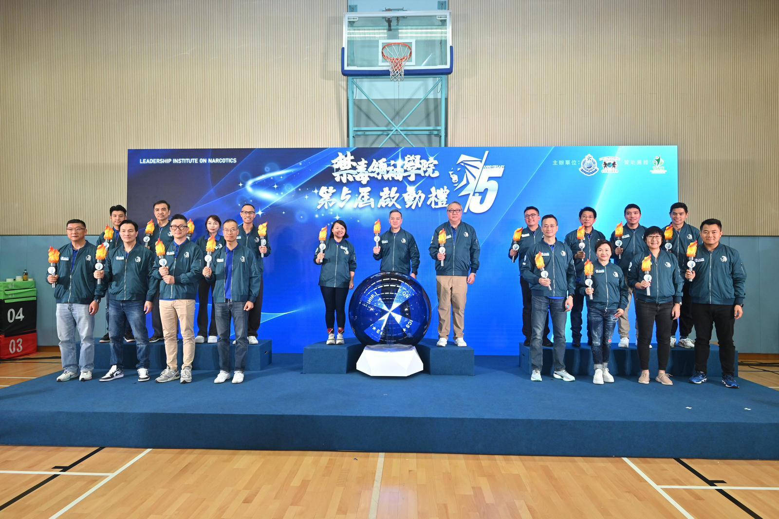 警務處今日（三月七日）舉行第五屆禁毒領袖學院啟動禮，展開新一屆青年禁毒領袖培訓計劃。圖示警務處處長周一鳴（中）、警務處副處長（行動）葉雲龍（前排左四）、警務處刑事及保安處處長陳東（前排右四）、警務處助理處長（刑事）鍾詠敏（前排右二）、警務處毒品調查科總警司吳國章（前排左一）、香港青年發展聯盟主席李培埡（前排左五）、禁毒領袖學院首席會長黃錦財（前排右五）、禁毒領袖學院會長魏仕成（前排左三）、禁毒領袖學院會長黃林趣玲（前排右三）、禁毒領袖學院榮譽會長蔡志輝（前排左二）及其他嘉賓主持啟動儀式。