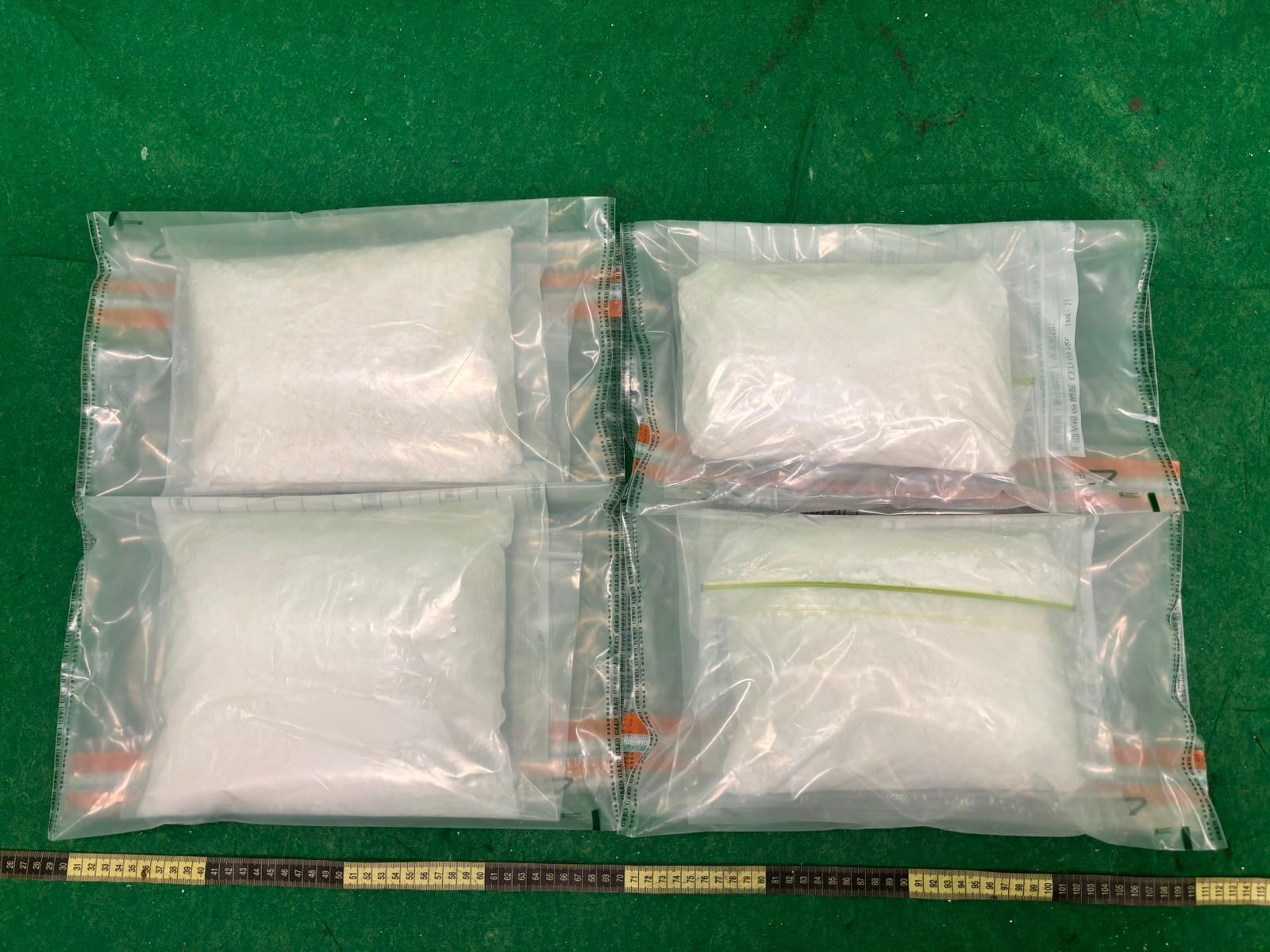 香港海關昨日（三月八日）在香港國際機場偵破一宗行李藏毒的販毒案件，檢獲約四公斤懷疑可卡因，估計市值約三百四十萬元。圖示檢獲的懷疑可卡因。