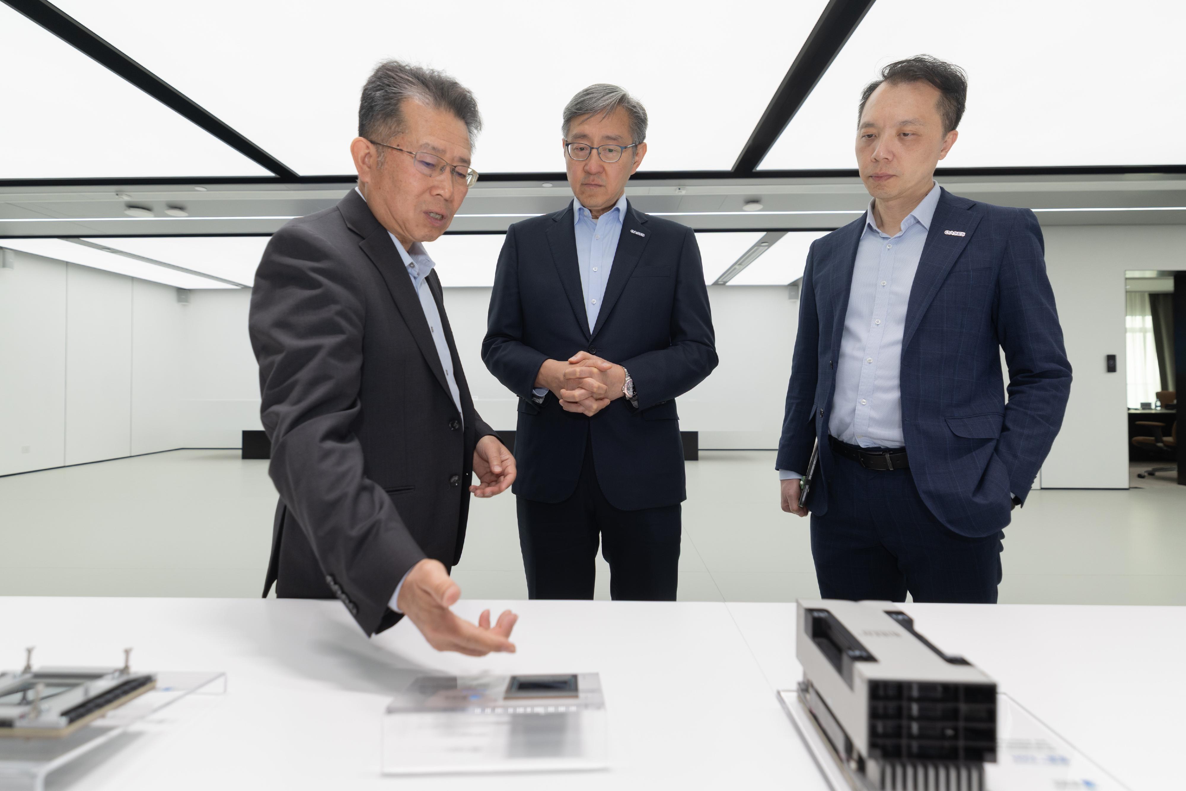 The Director-General of the Office for Attracting Strategic Enterprises, Mr Peter Yan (centre) and the Executive Director, Mr Bryan Peng (first right), visited the new exhibition centre of Biren Technology at Cyberport today (March 9). Photo shows the Chairman of the Strategy Committee of Biren Technology, Mr Allen Li (first left), introducing the company&rsquo;s full‑stack computing power solutions.