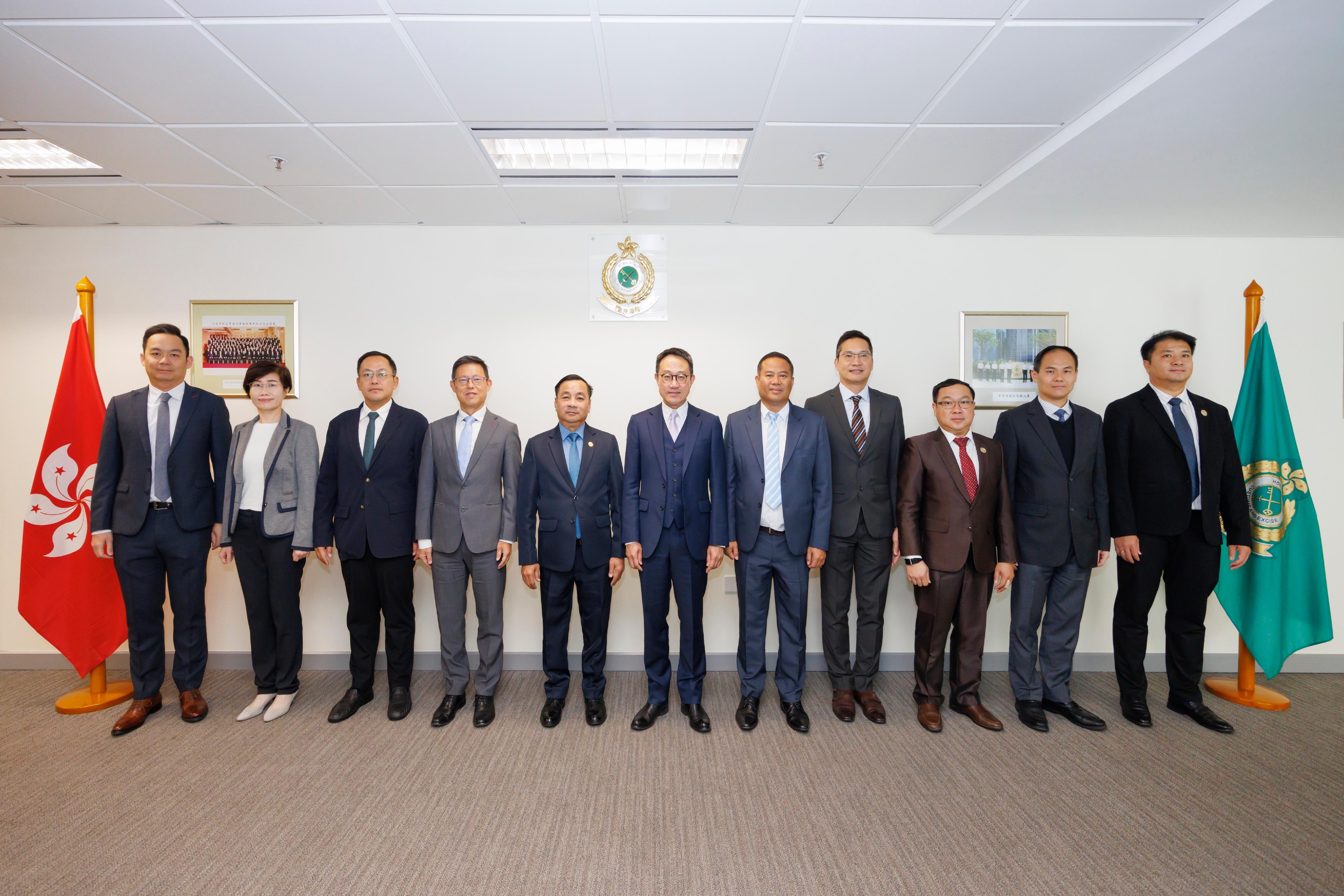 海關關長陳子達今日（三月十日）與老撾海關關長Phoukhaokham Vannavongxay及代表團於海關總部大樓會面，以加強雙方在海關事務上的合作和促進雙邊聯繫。圖示陳子達（右六）、Phoukhaokham Vannavongxay（左五）及其他與會人員。
