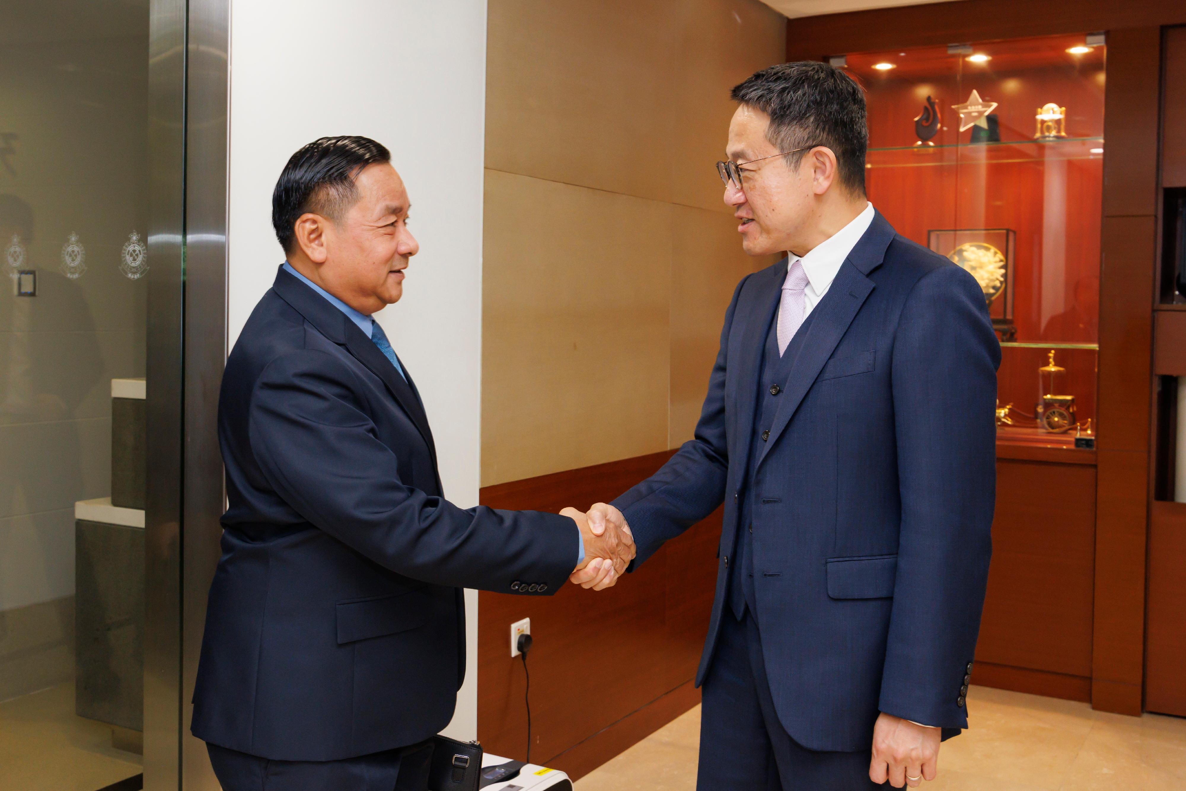 海關關長陳子達（右）今日（三月十日）歡迎老撾海關關長Phoukhaokham Vannavongxay（左）及代表團到訪香港海關。
