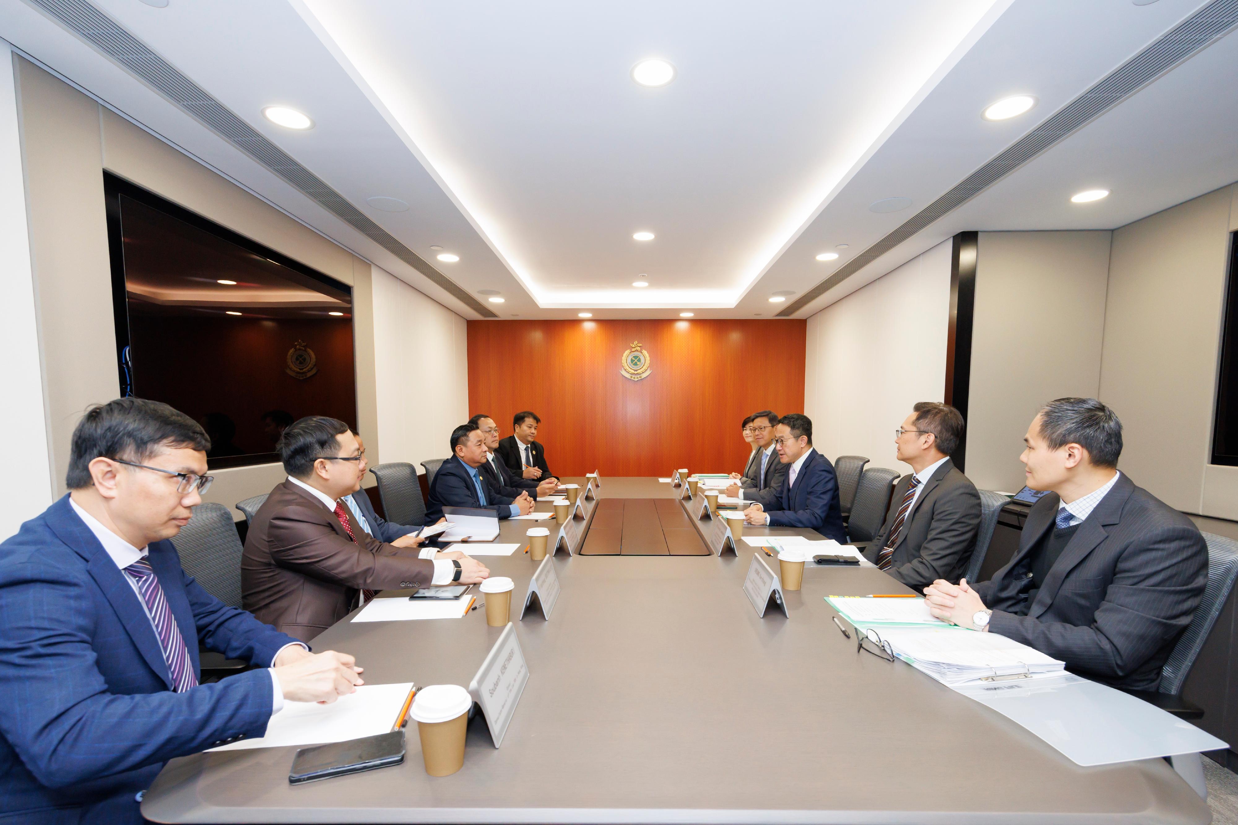 海關關長陳子達今日（三月十日）在海關總部大樓與老撾海關關長Phoukhaokham Vannavongxay及代表團會面。圖示雙方就共同關注的議題交換意見。
