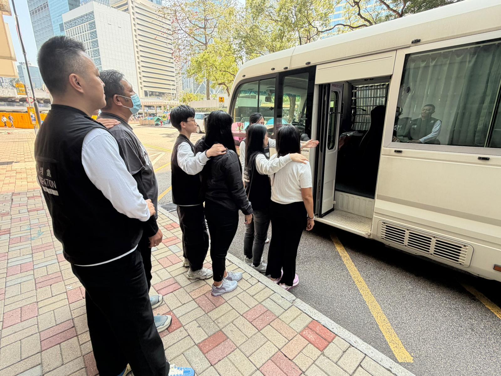 入境事務處於三月八日至三月十日一連三日在全港各區展開代號「劍魚」的反非法勞工行動。圖示懷疑非法勞工在行動中被捕。