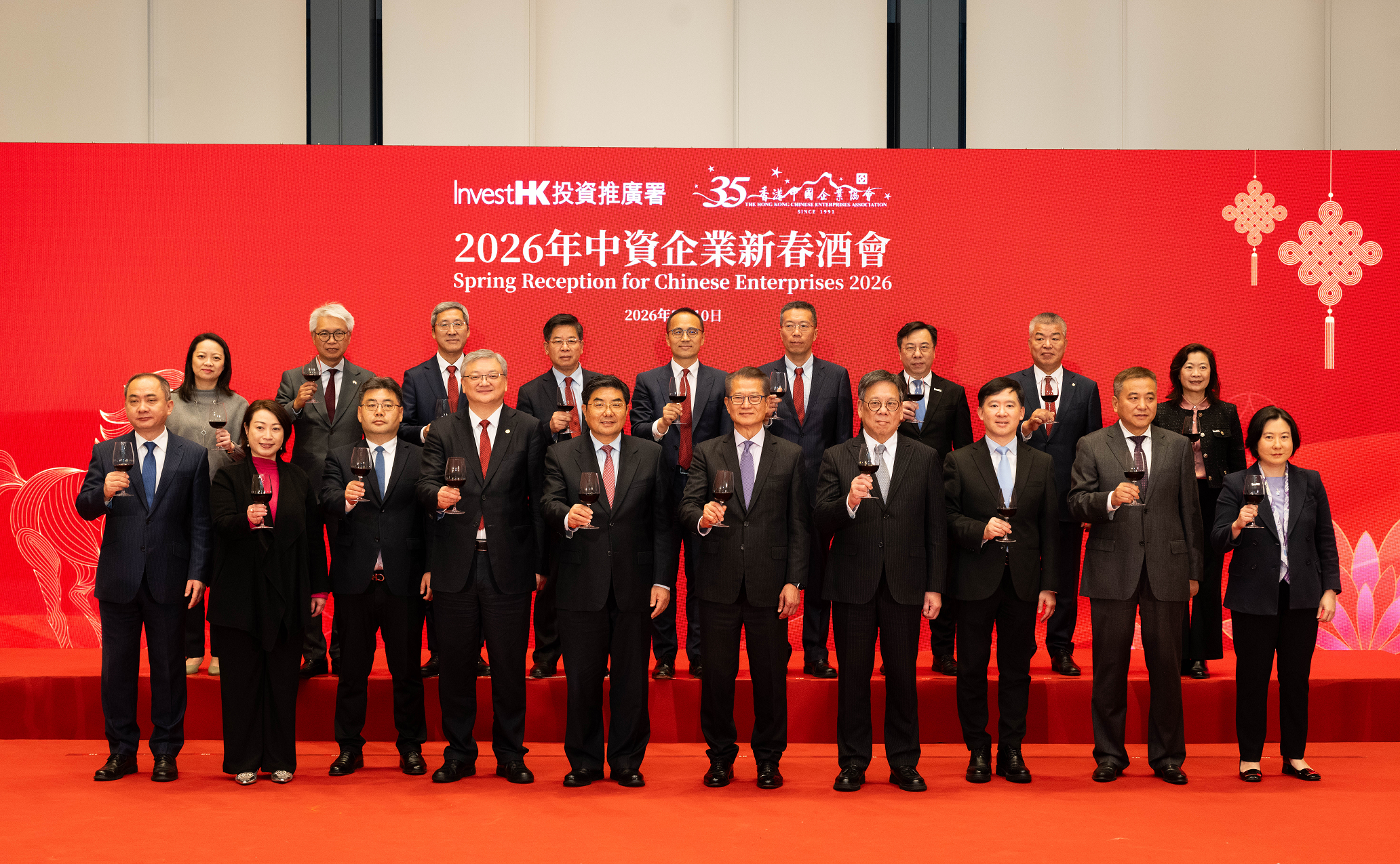 財政司司長陳茂波今日（三月十日）出席2026年中資企業新春酒會。圖示（前排左四起）香港中國企業協會會長王海民、中央人民政府駐香港特別行政區聯絡辦公室副主任張勇、陳茂波、商務及經濟發展局局長丘應樺、署理政制及內地事務局局長胡健民，以及其他嘉賓主持祝酒儀式。
