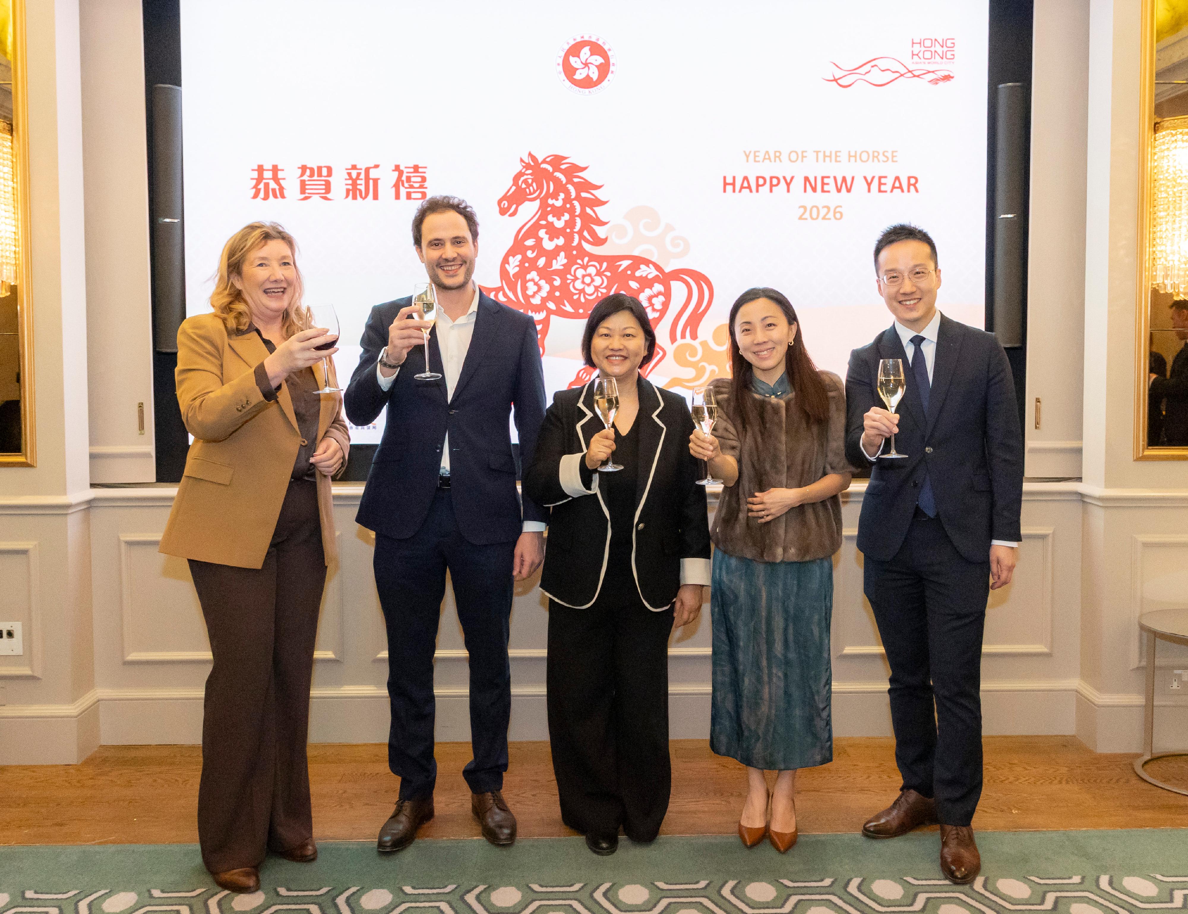 香港駐布魯塞爾經濟貿易辦事處（駐布魯塞爾經貿辦）繼續在歐洲多國舉辦新春酒會。圖示（左起）Dublin Chamber行政總裁Mary Rose Burke、投資推廣署駐布魯塞爾辦事處招商引才／投資推廣副總監Fernando De La Cal Gonzalez、香港駐歐洲聯盟特派代表翁佩雯、香港貿易發展局英國、北歐及愛爾蘭代表高琳琳，以及駐布魯塞爾經貿辦副代表吳肇基於三月五日（都柏林時間）在愛爾蘭都柏林舉行的新春酒會上參與祝酒環節。
