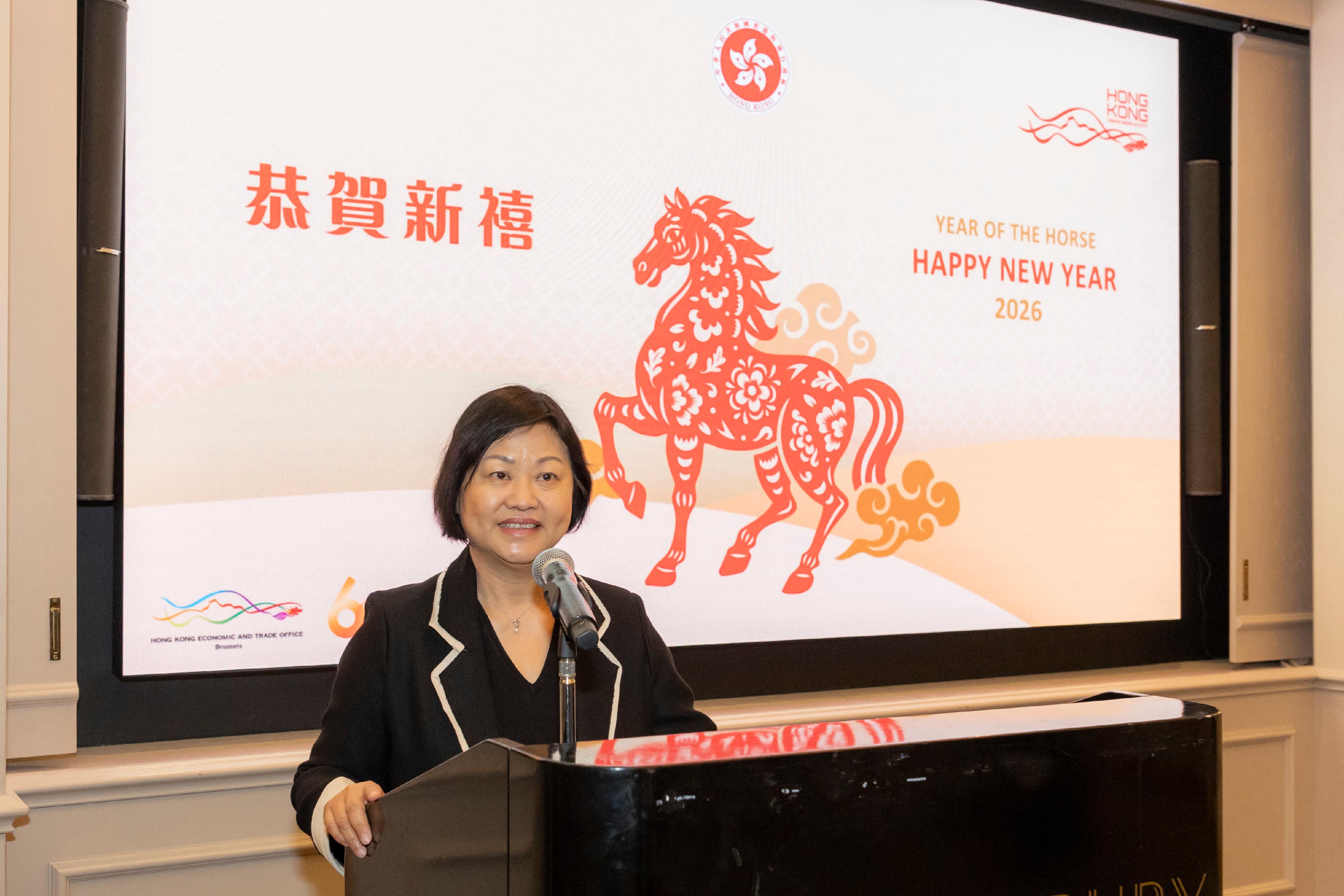 香港駐布魯塞爾經濟貿易辦事處繼續在歐洲多國舉辦新春酒會。圖示香港駐歐洲聯盟特派代表翁佩雯於三月五日（都柏林時間）在愛爾蘭都柏林新春酒會上致辭。