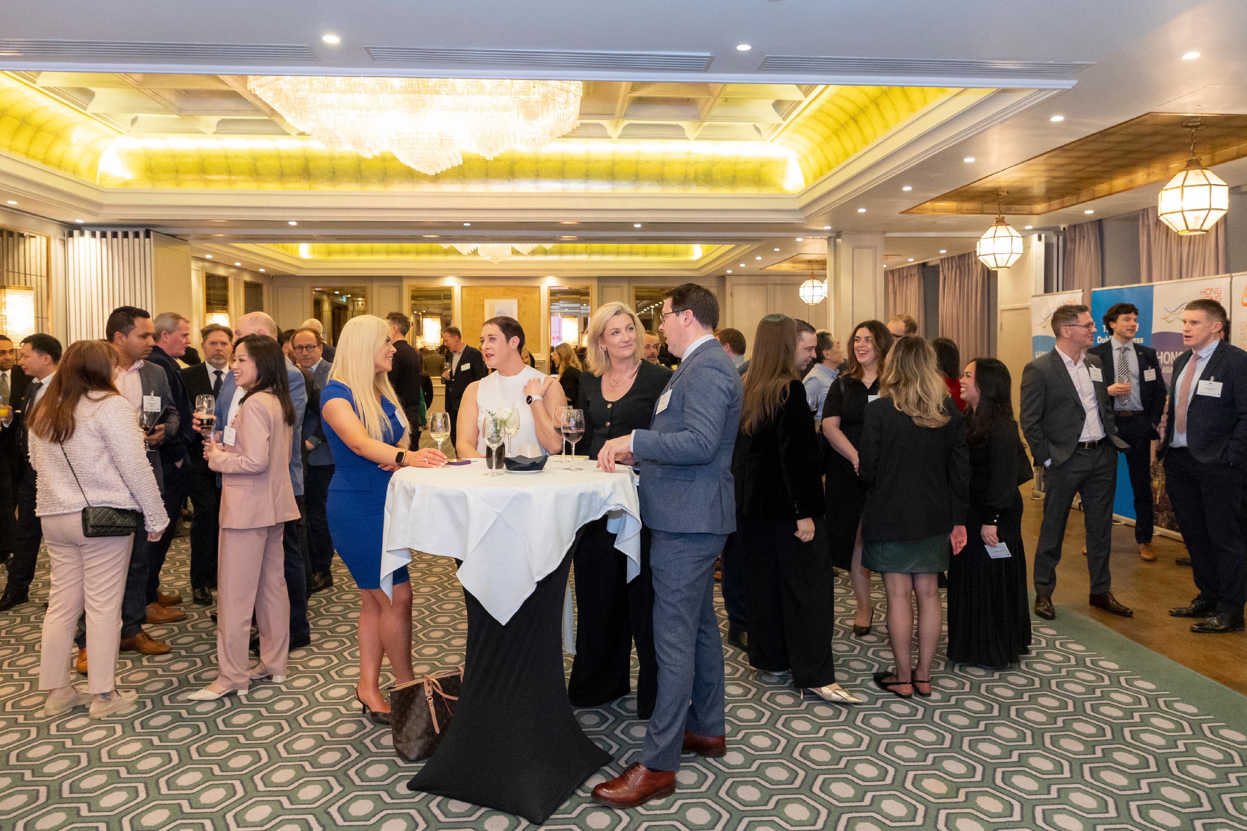 The Hong Kong Economic and Trade Office in Brussels continues to hold Chinese New Year celebrations in Europe. Photo shows local guests mingling after the business seminar in Dublin, Ireland, on March 5 (Dublin time). 