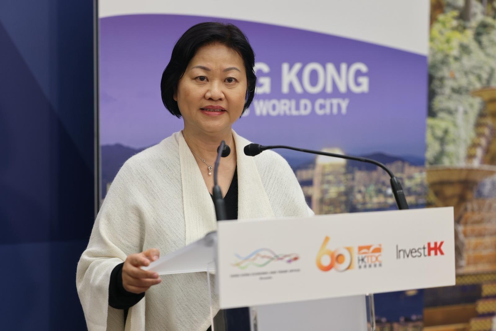 The Hong Kong Economic and Trade Office in Brussels continues to hold Chinese New Year celebrations in Europe. Photo shows the Special Representative for the Hong Kong Economic and Trade Affairs to the European Union, Ms Shirley Yung, speaking at the Chinese New Year reception in Barcelona, Spain, on March 4 (Barcelona time). 