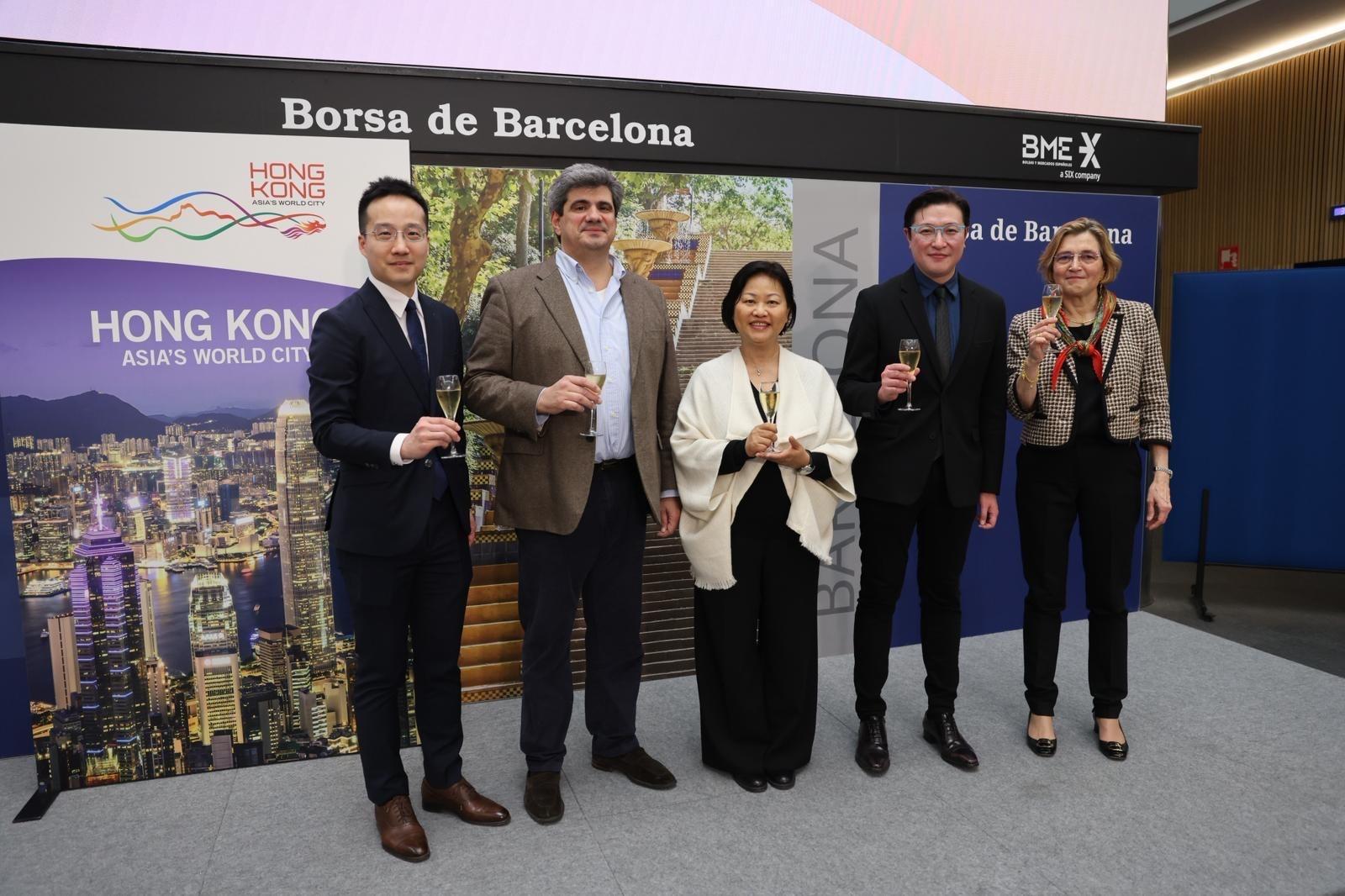 The Hong Kong Economic and Trade Office in Brussels (Brussels ETO) continues to hold Chinese New Year celebrations in Europe. Photo shows (from left) Deputy Representative of Brussels ETO Mr Kasper Ng; the President of the Spain Hong Kong Business Association, Mr Ricardo Ferrer; the Special Representative for the Hong Kong Economic and Trade Affairs to the European Union, Ms Shirley Yung; the Director of France, Spain and Portugal of the Hong Kong Trade Development Council, Mr Christopher Lai; and the Head of Business and Talent Attraction/Investment Promotion of the Invest Hong Kong Brussels office, Ms Paula Kant, toasting at the Chinese New Year reception in Barcelona, Spain, on March 4 (Barcelona time). 