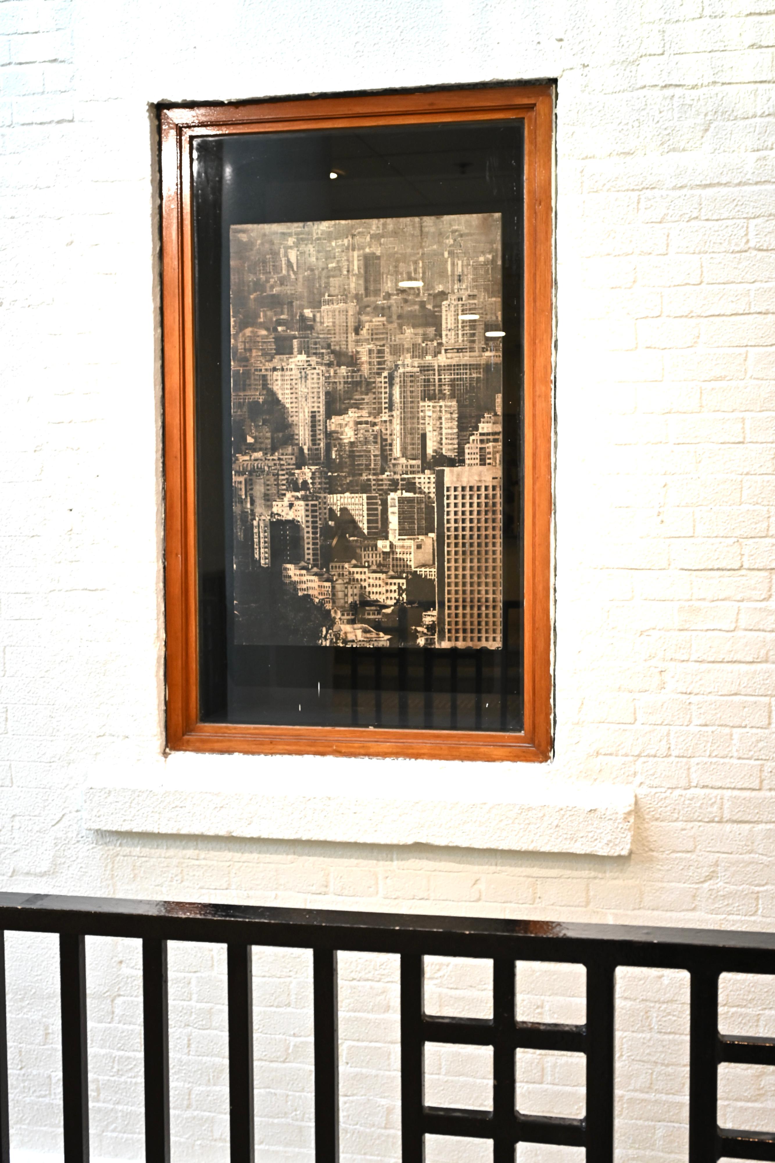 香港視覺藝術中心今日（三月十二日）起推出「vA! 駐留&mdash;穿鑿：如果伯活樓&hellip;&hellip;」展覽，展出香港藝術家劉家俊的版畫及裝置作品。圖示《虛構的景象》系列其中一幅木版作品，分布於中心各樓層中展出。