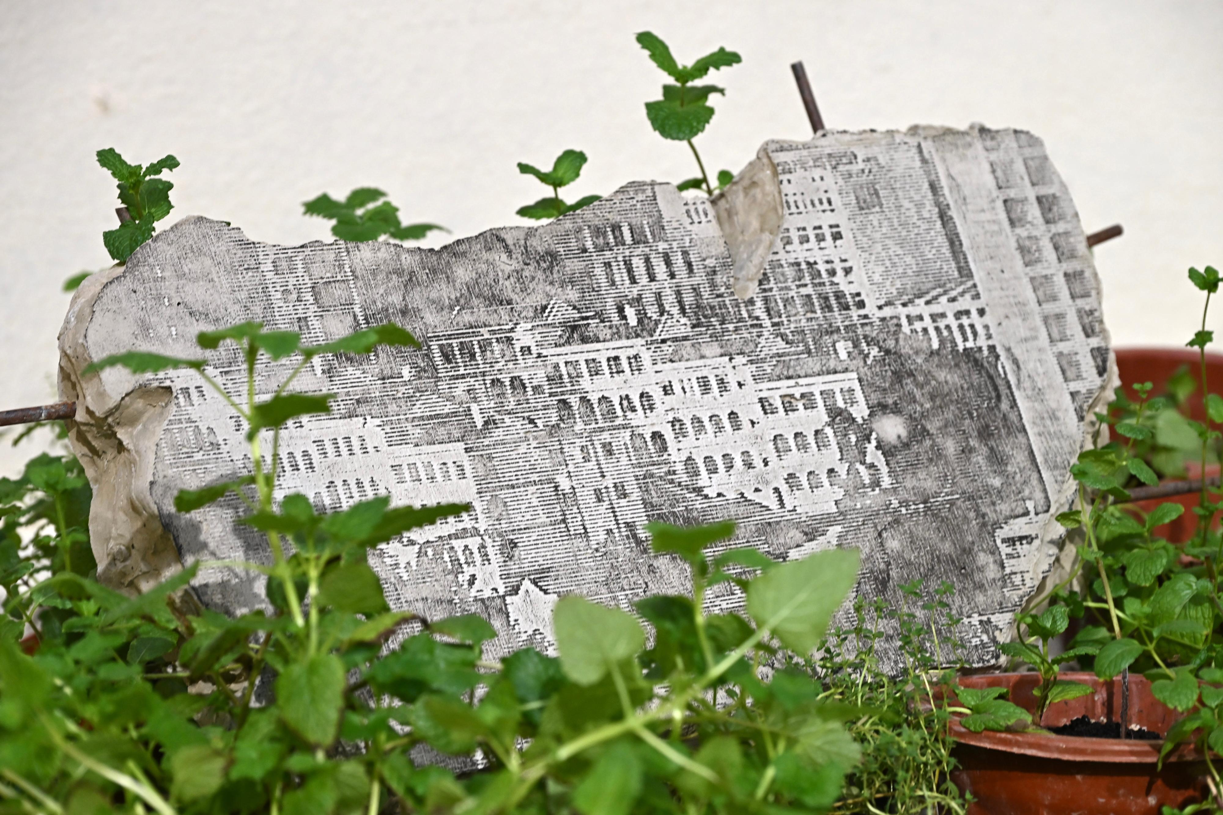 香港視覺藝術中心今日（三月十二日）起推出「vA! 駐留&mdash;穿鑿：如果伯活樓&hellip;&hellip;」展覽，展出香港藝術家劉家俊的版畫及裝置作品。圖示裝置作品《不存在的瓦礫》，仿造伯活樓遺留的瓦礫。