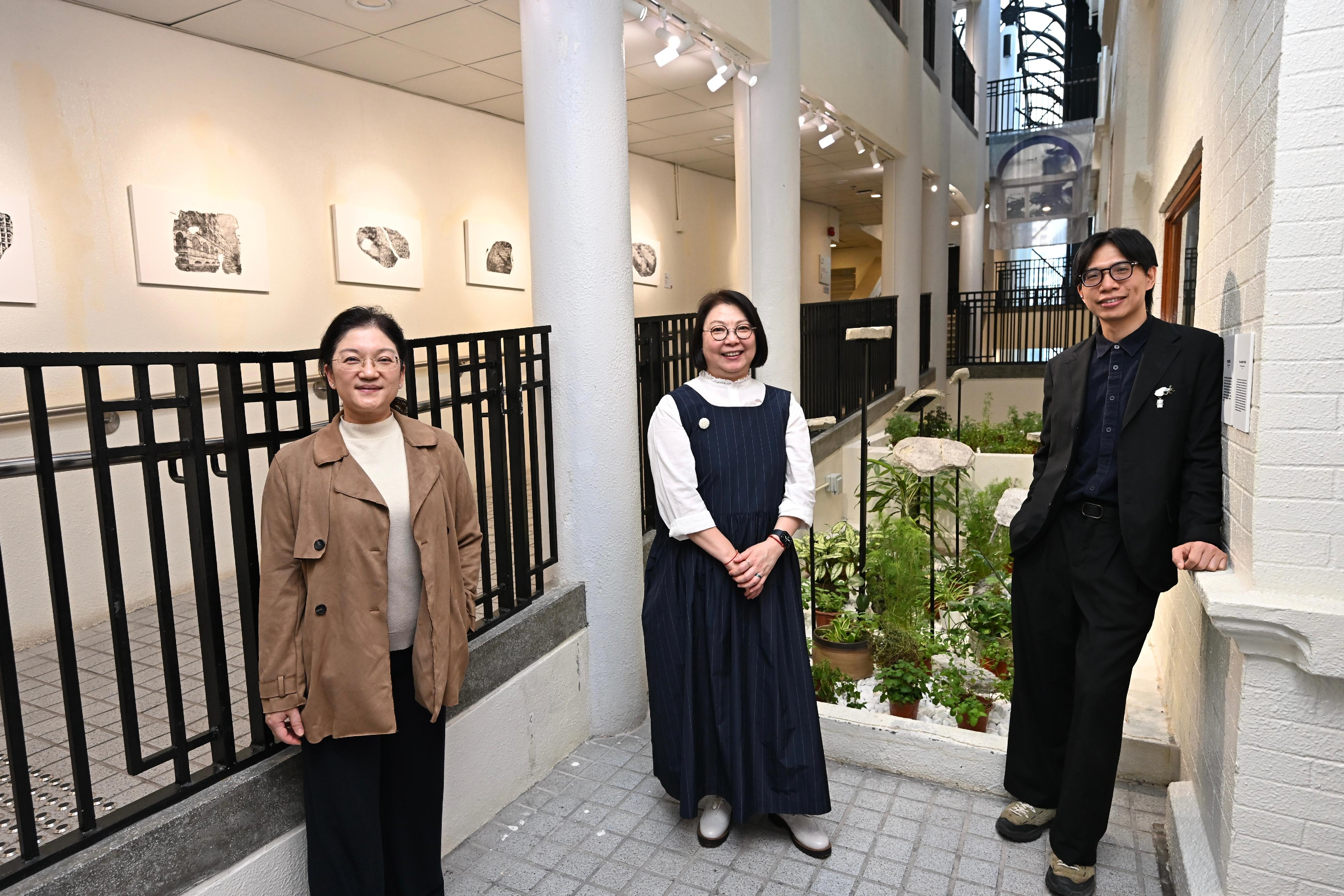 The Hong Kong Visual Arts Centre is staging the "vA! Residency - Incising the Matrix: If Birdwood Block..." exhibition from today (March 12), featuring prints and installations by Hong Kong artist Jay Lau. Photo shows the Head of the Art Promotion Office, Miss Apo Wu (centre); the Curator (Exchange & Extension) of the Art Promotion Office, Ms Leona Yu (left); and Lau (right).