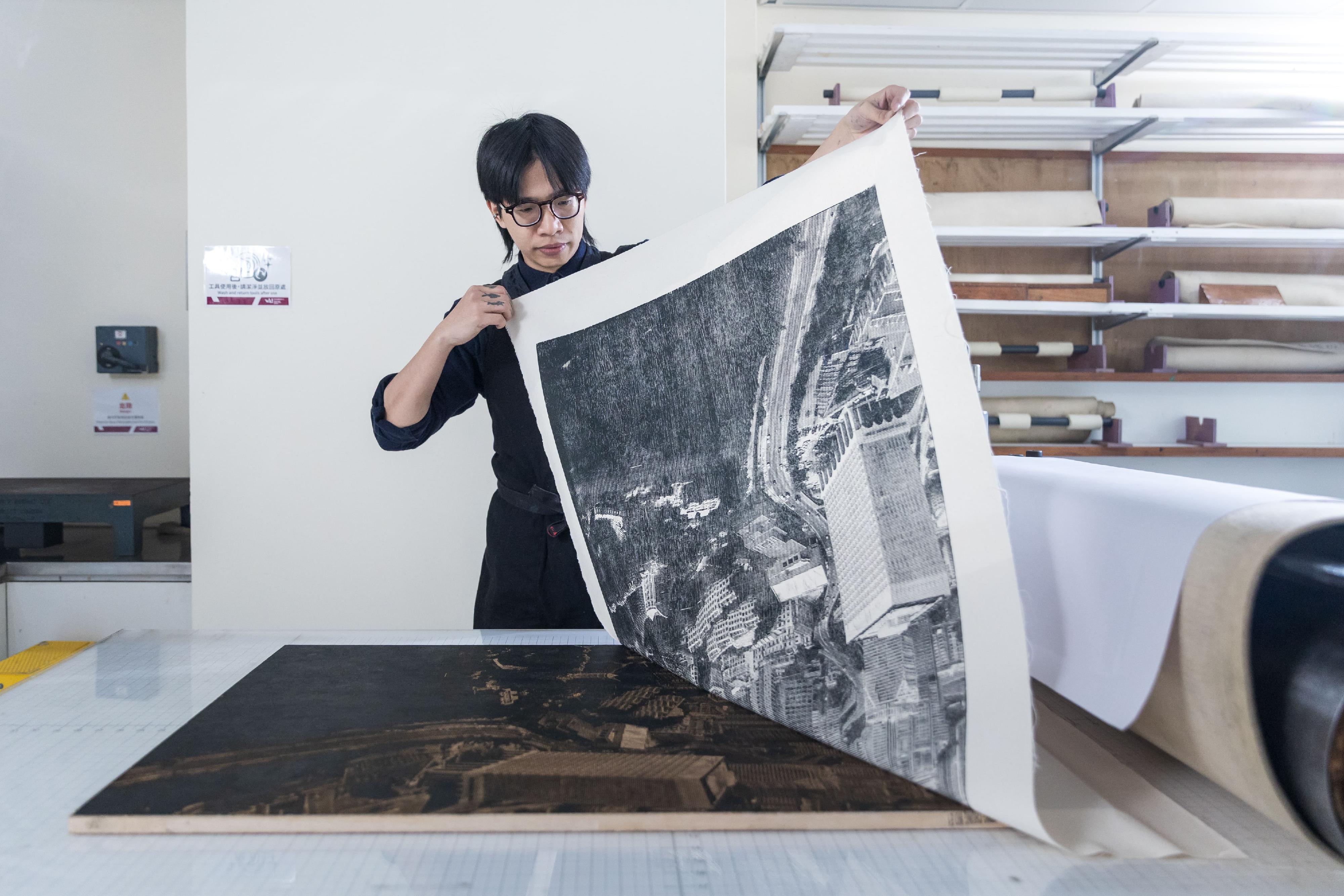 The Hong Kong Visual Arts Centre (vA!) is staging the "vA! Residency - Incising the Matrix: If Birdwood Block..." exhibition from today (March 12), featuring prints and installations by Hong Kong artist Jay Lau. Photo shows Lau creating works during his residency at vA!.