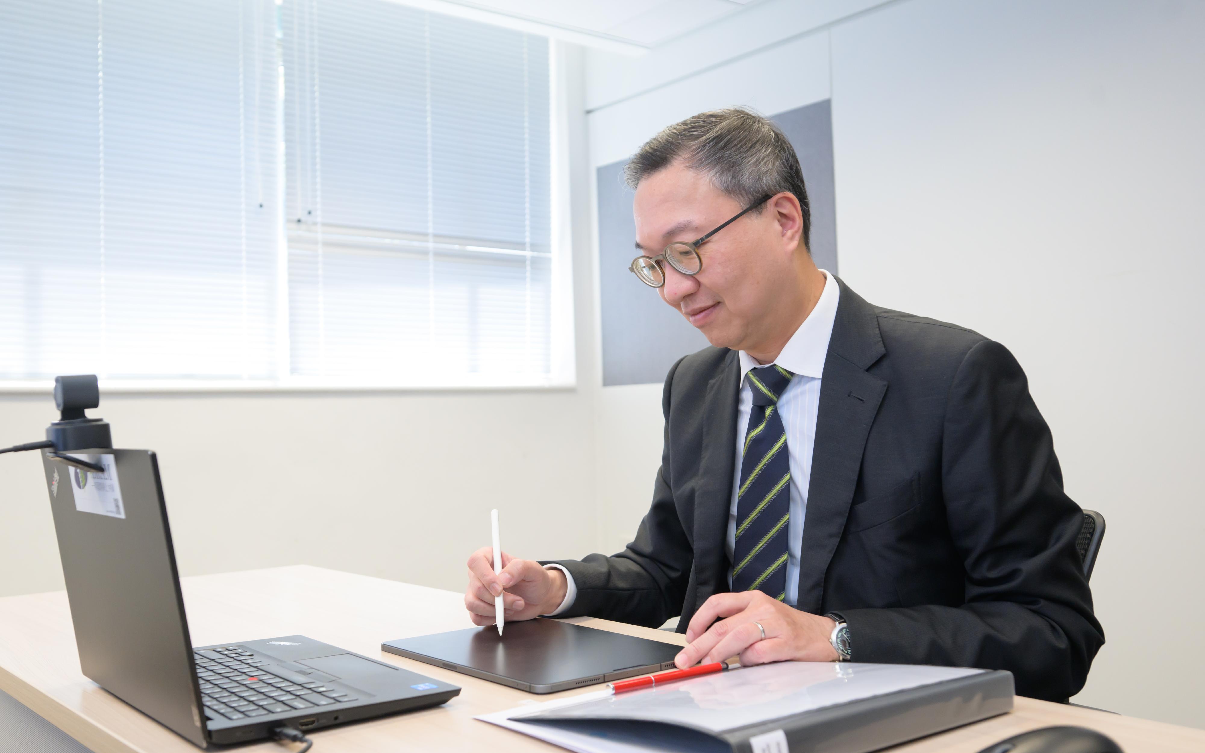 The Secretary for Justice, Mr Paul Lam, SC, and the Secretary-General of the International Institute for the Unification of Private Law (UNIDROIT), Professor Ignacio Tirado, signed a memorandum of administrative arrangements concerning the establishment of the UNIDROIT Liaison Office for the Asia-Pacific Region in the Hong Kong Special Administrative Region of the People's Republic of China, at a virtual signing ceremony today (March 12). 