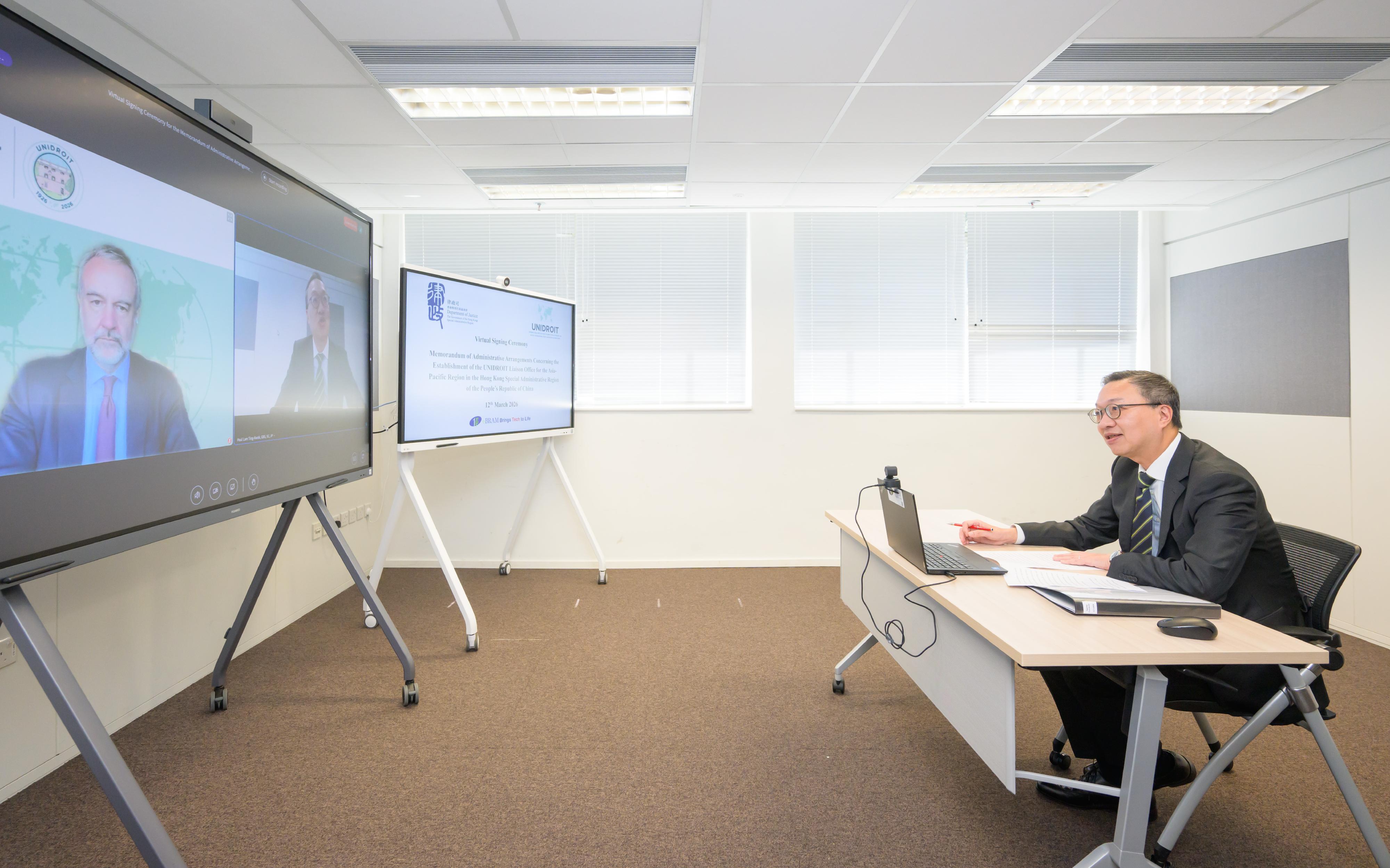 律政司司長林定國資深大律師今日（三月十二日）與國際統一私法協會秘書長Ignacio Tirado教授在網上簽署儀式上，就關於私法協會在香港特區設立亞太地區聯絡辦公室的行政安排簽署備忘錄。圖示林定國在簽署儀式致辭。