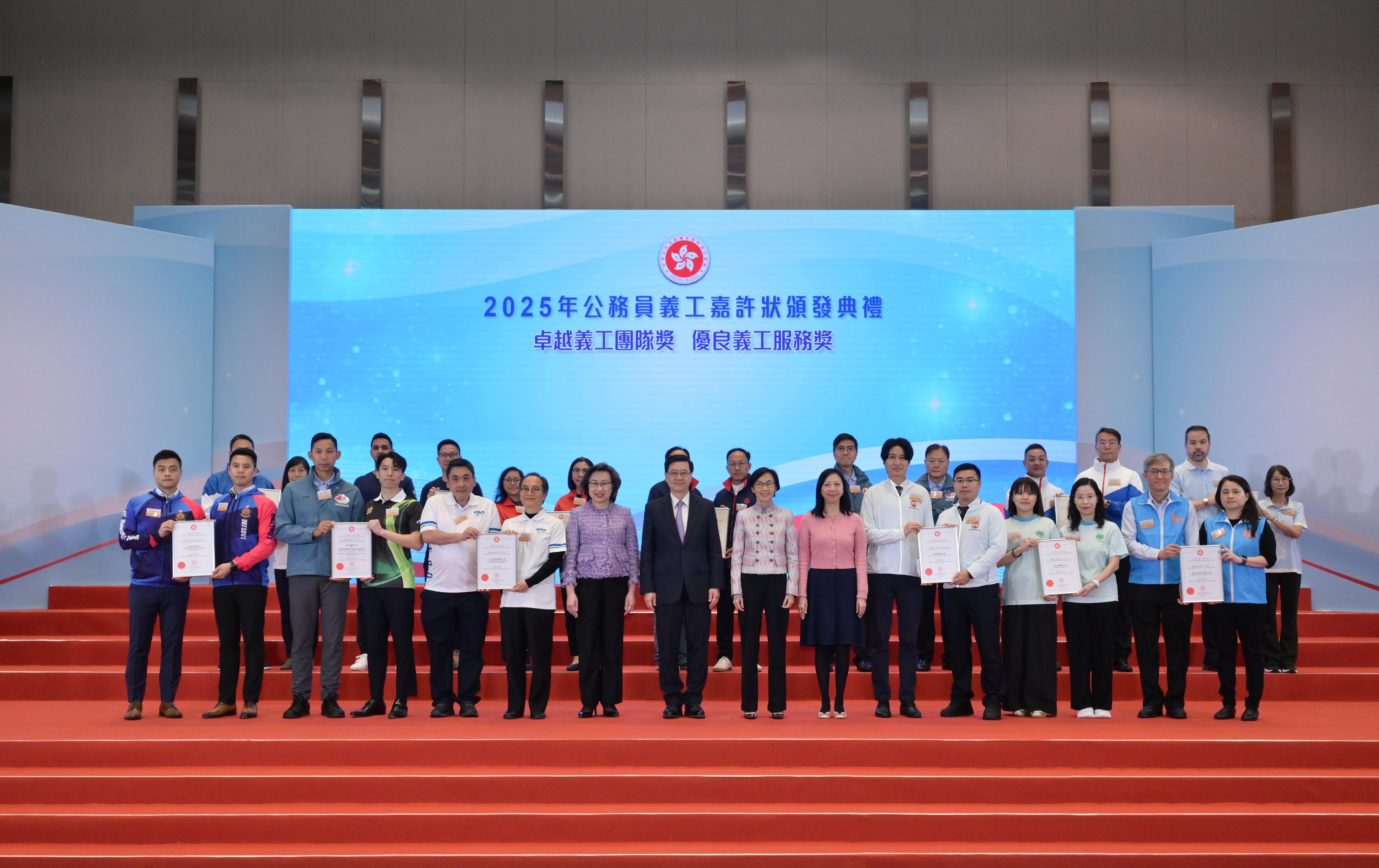 The Chief Executive, Mr John Lee, attended the Secretary for the Civil Service (SCS)'s Commendation Award and Civil Service Volunteer Commendation Award Presentation Ceremony 2025 at the Central Government Offices today (March 12). Photo shows Mr Lee (front row, eighth left); the SCS, Mrs Ingrid Yeung (front row, seventh left); the Chairman of the Public Service Commission, Ms Maisie Cheng (front row, eighth right); and the Permanent Secretary for the Civil Service, Ms Shirley Lam (front row, seventh right), with representatives of team award recipients of the Civil Service Volunteer Commendation Scheme.
