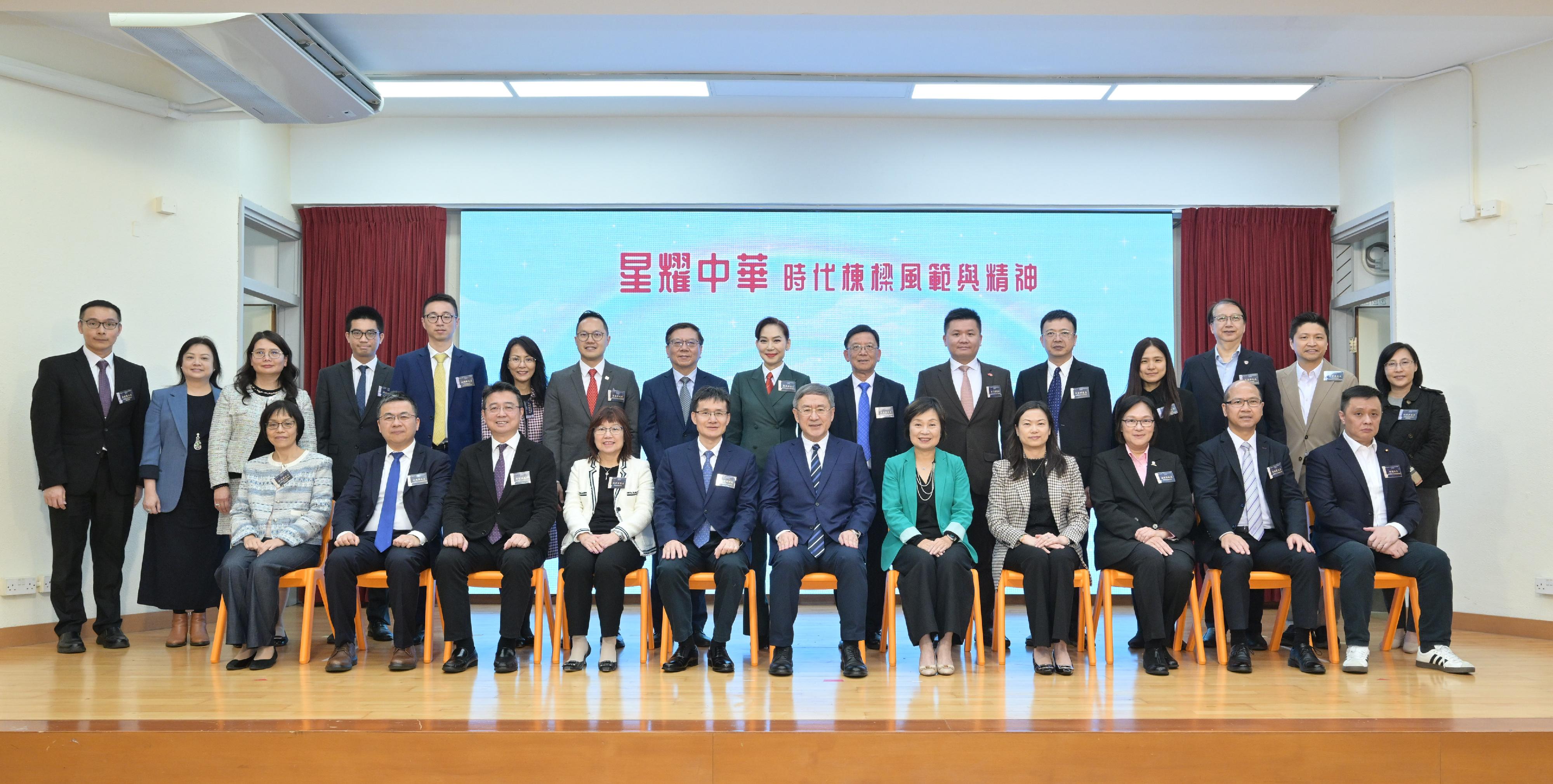 教育局今日（三月十三日）舉行「星耀中華：時代棟樑的風範與精神」專題展覽啓動典禮。圖示署理政務司司長卓永興（前排中）、教育局局長蔡若蓮博士（前排右五）、中央人民政府駐香港特別行政區聯絡辦公室教育科技部部長王偉明博士（前排左五）、政制及內地事務局常任秘書長黃少珠（前排右四）、教育局副秘書長陳碧華博士（前排左四）、課程發展議會主席潘偉賢教授（前排右三）、香港教育工作者聯會代表，包括劉智鵬教授（前排左三）、黃錦良（前排右二）、伍煥杰（前排左二）及鄧飛（前排右一）、教育局首席助理秘書長（課程發展）林思嫺（前排左一），以及其他出席活動的人士合照。