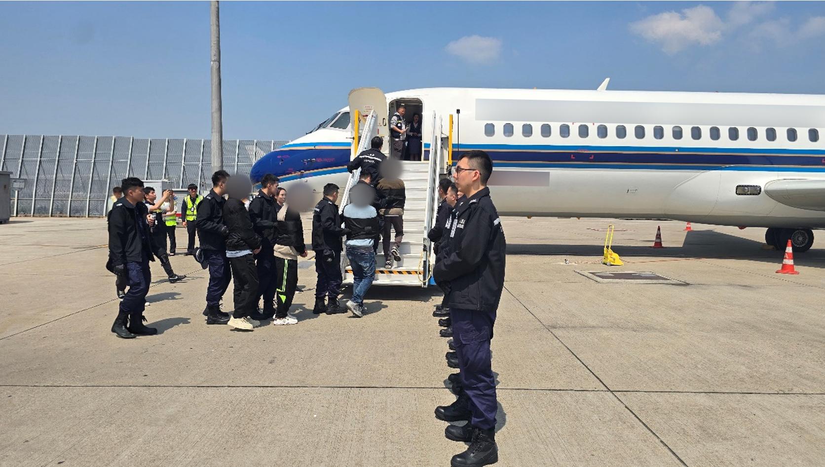 入境事務處（入境處）昨天（三月十二日）執行代號為「逐影」的登機押解遣返行動，將六名巴基斯坦籍免遣返聲請不獲確立人士遣返巴基斯坦。圖示被遣返人士在入境處人員押送下離港。