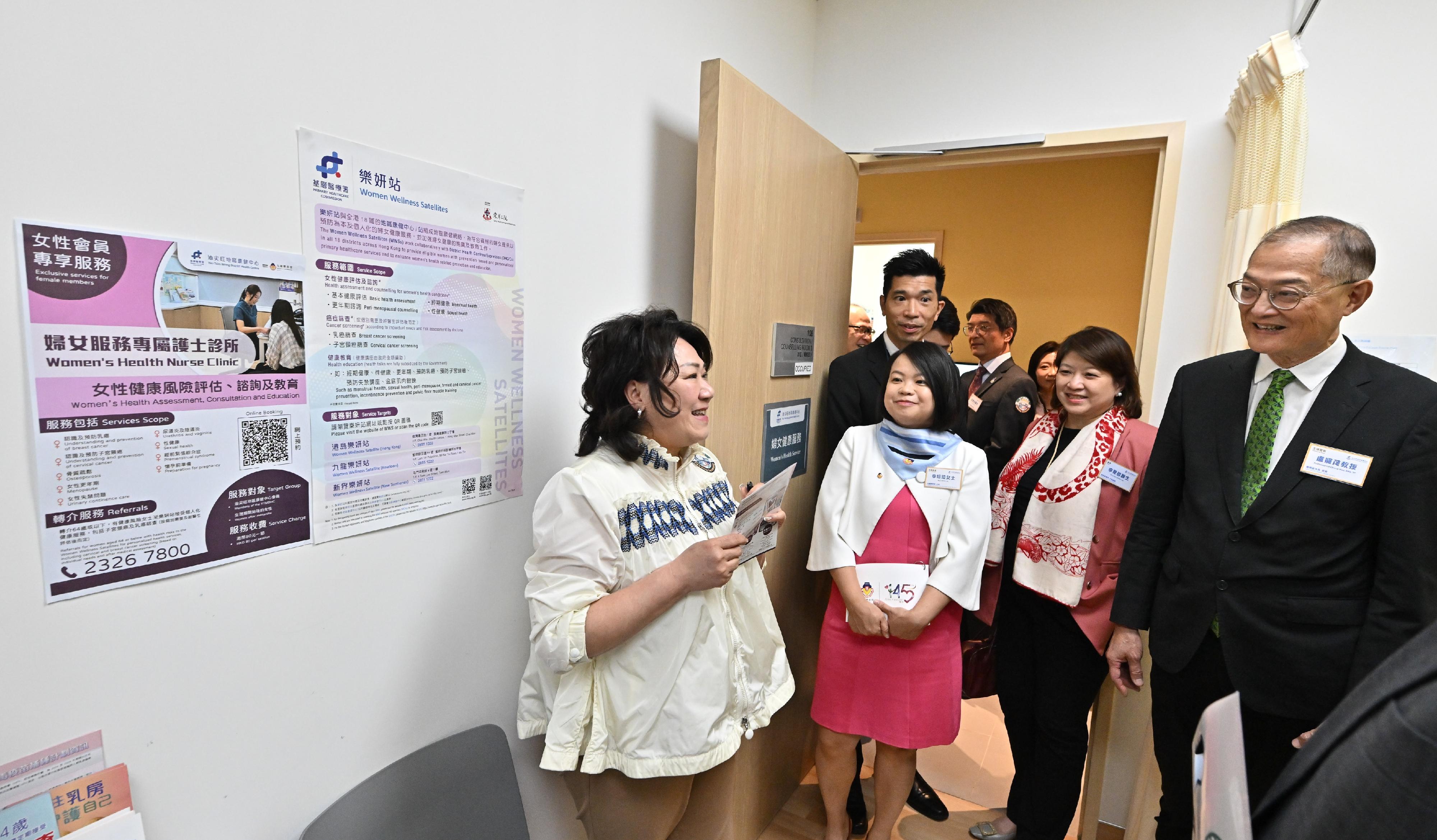 醫務衞生局局長盧寵茂教授今日（三月十三日）主持油尖旺地區康健中心開幕禮暨基層醫療共同治理網絡啟動典禮。圖示盧寵茂教授（右一）在油尖旺地區康健中心與一名會員交流。醫院管理局行政總裁李夏茵醫生（右二）亦有陪同。