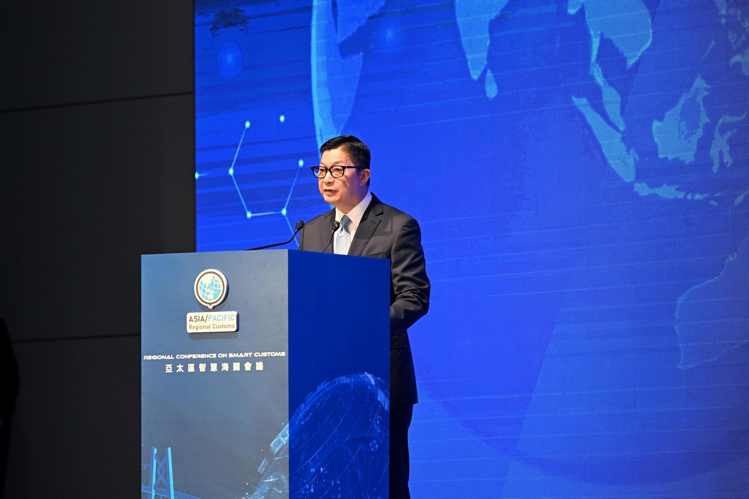 香港海關以世界海關組織亞太區副主席的身分，由三月十一日起舉辦為期三天的亞太區智慧海關會議，會議今日（三月十三日）圓滿結束。圖示保安局局長鄧炳強於三月十一日在會議上致開幕辭。
