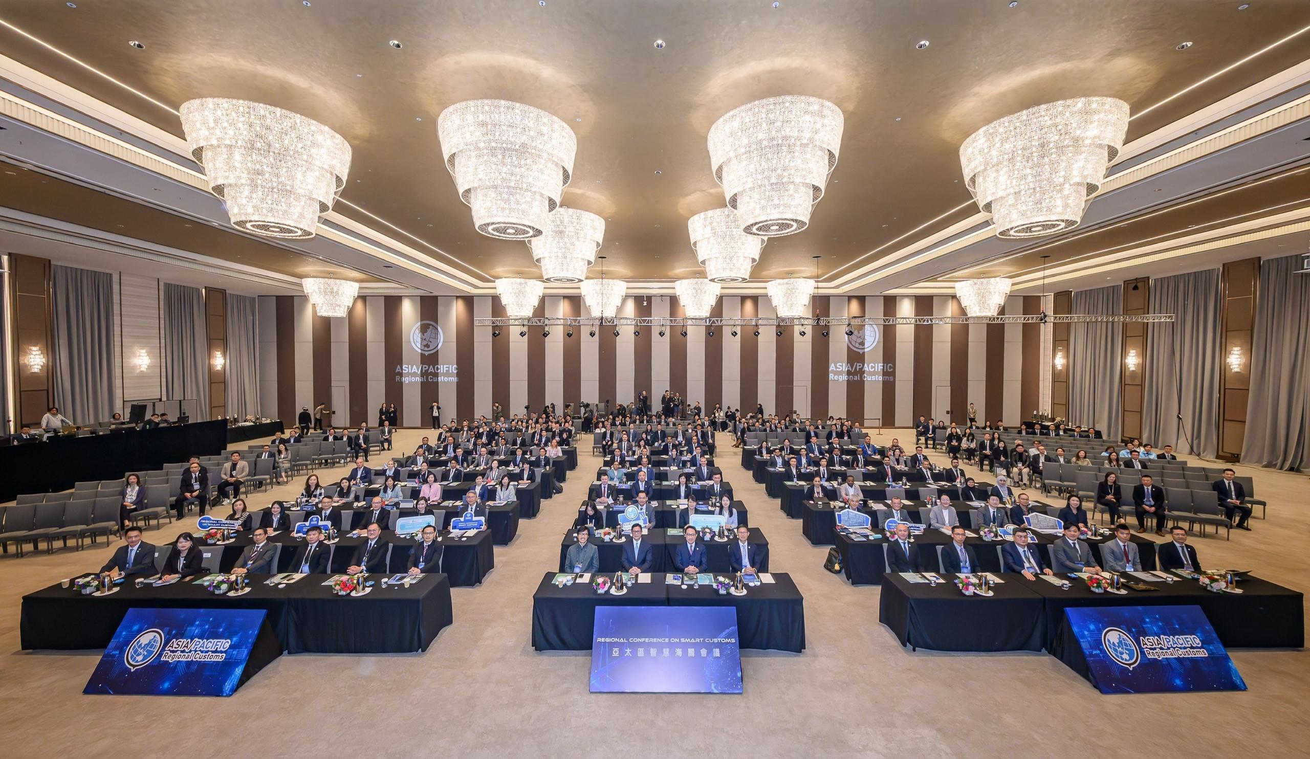 Hong Kong Customs, in the capacity of the World Customs Organization Vice-Chair for the Asia/Pacific Region, hosted the Regional Conference on Smart Customs starting March 11 for three consecutive days, with the conference concluding today (March 13). Photo shows the Secretary for Security, Mr Tang Ping-keung (first row, eighth left); the Commissioner of Customs and Excise, Mr Chan Tsz-tat (first row, eighth right); the Deputy Commissioner (Management and Strategic Development) of Customs and Excise, Mr Rudy Hui (first row, seventh right); the Assistant Commissioner (World Customs Organization) of Customs and Excise, Mr Li Kin-kei (first row, sixth right), and other representatives from different sectors.

