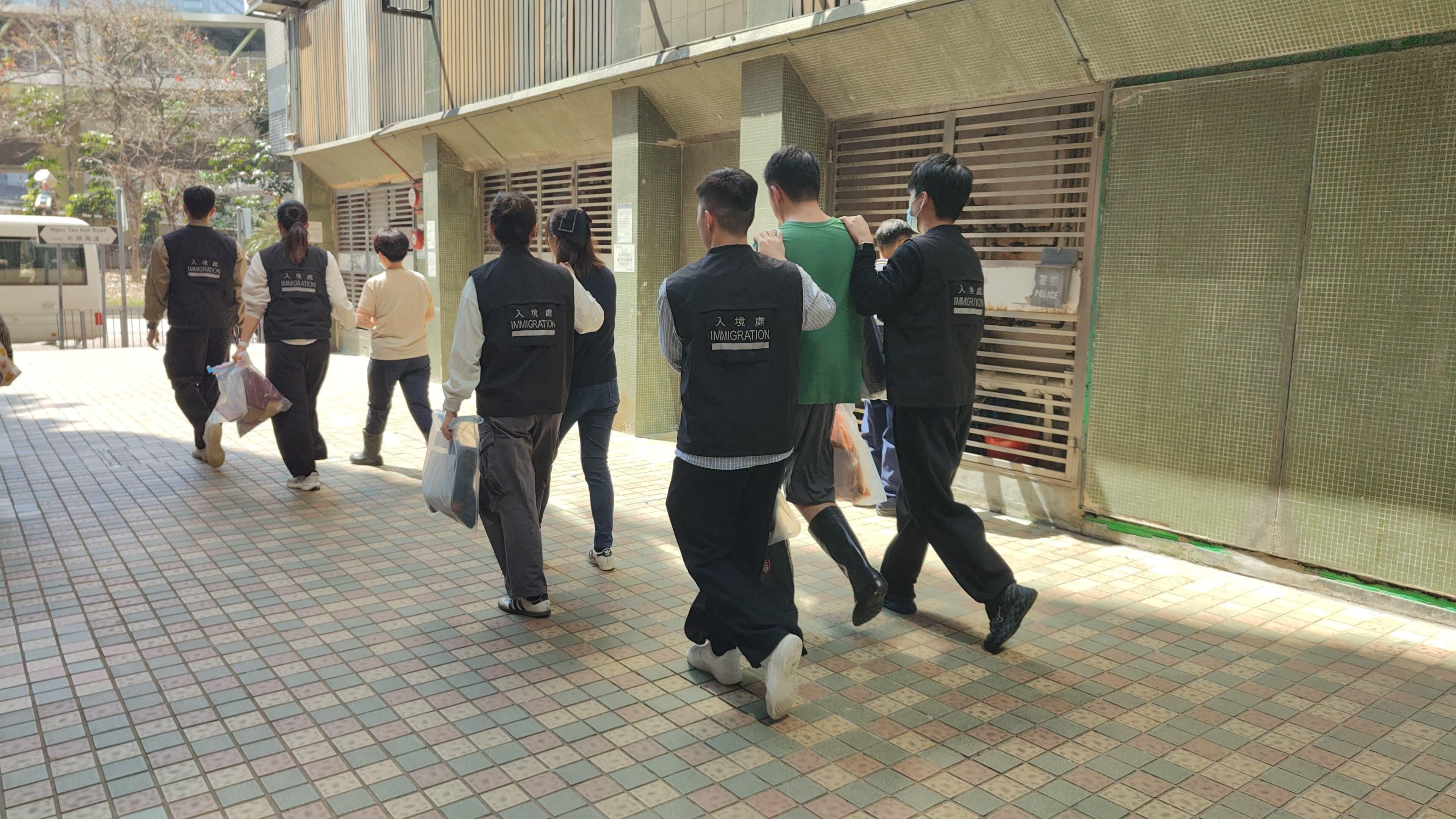 入境事務處於三月六日至昨日（三月十二日）在全港多區展開反非法勞工行動。圖示懷疑非法勞工在行動中被捕。