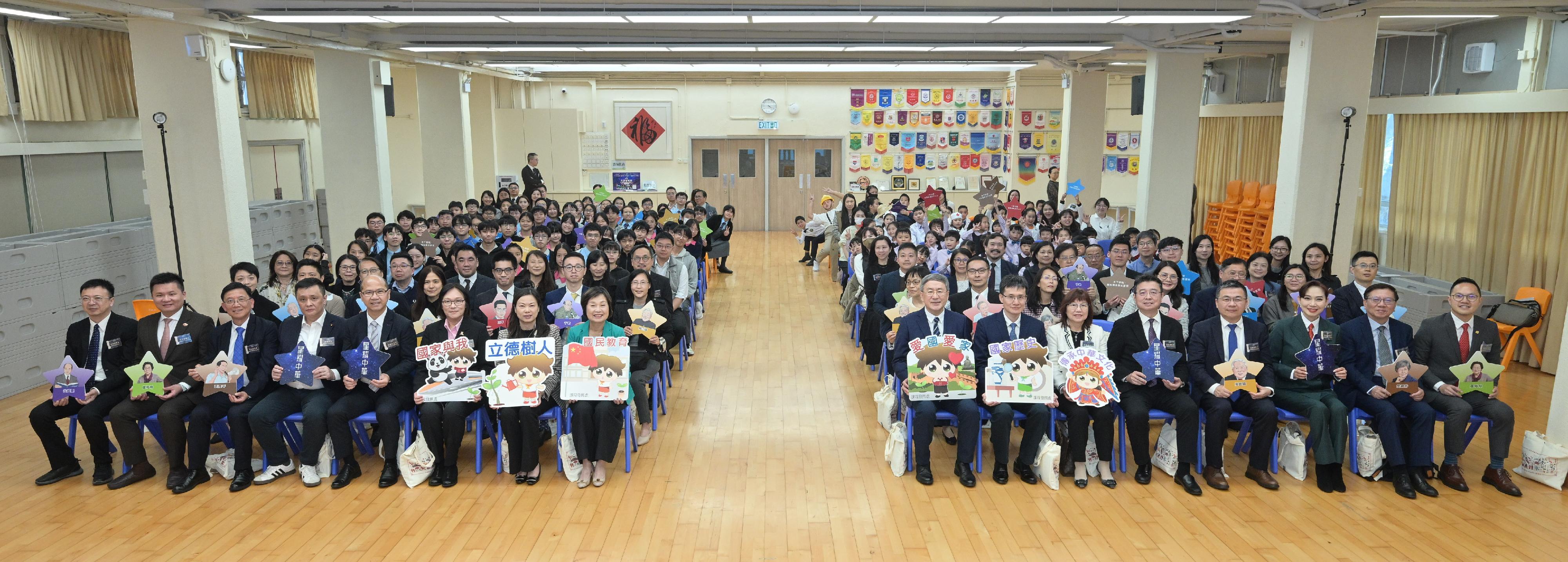 教育局今日（三月十三日）舉行「星耀中華：時代棟樑的風範與精神」專題展覽啓動典禮。圖示署理政務司司長卓永興（前排右八）在典禮上與嘉賓、中小學校長、教師和學生合照。
